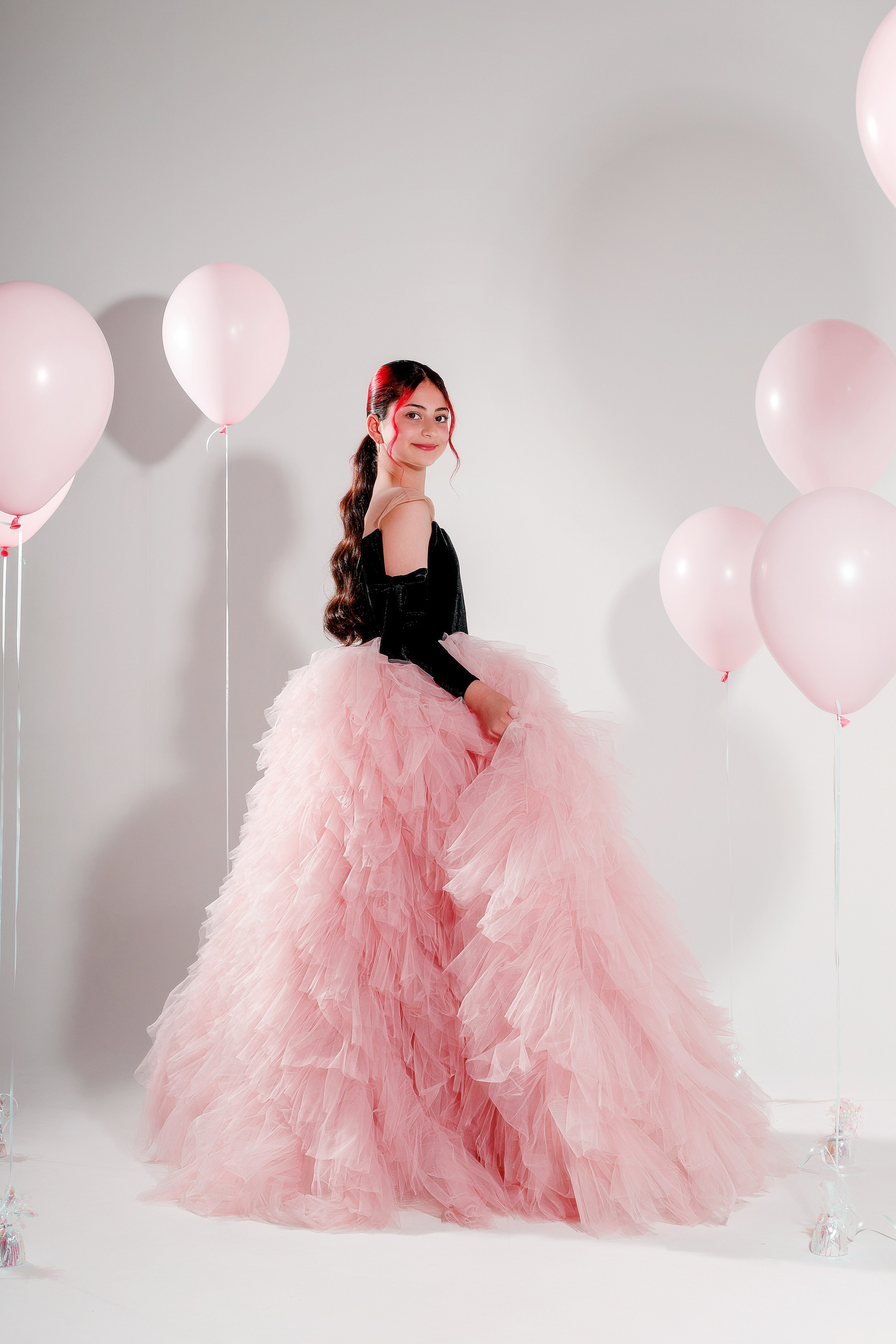 Фотография Каролины с цифрой 11 в окружении розовых воздушных шаров. Идея для детской съемки
