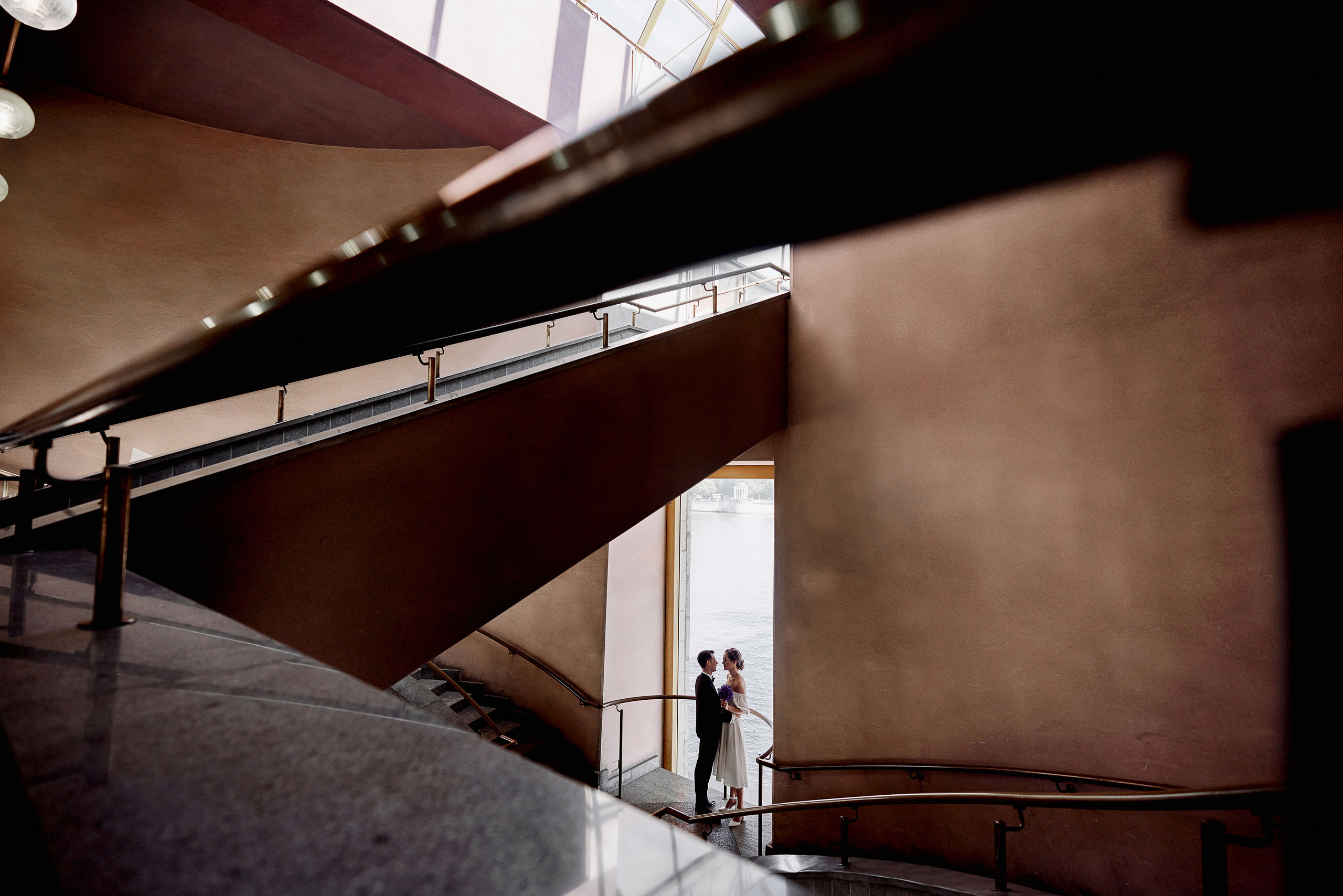 Силуэт жениха и невесты на Андреевском мосту