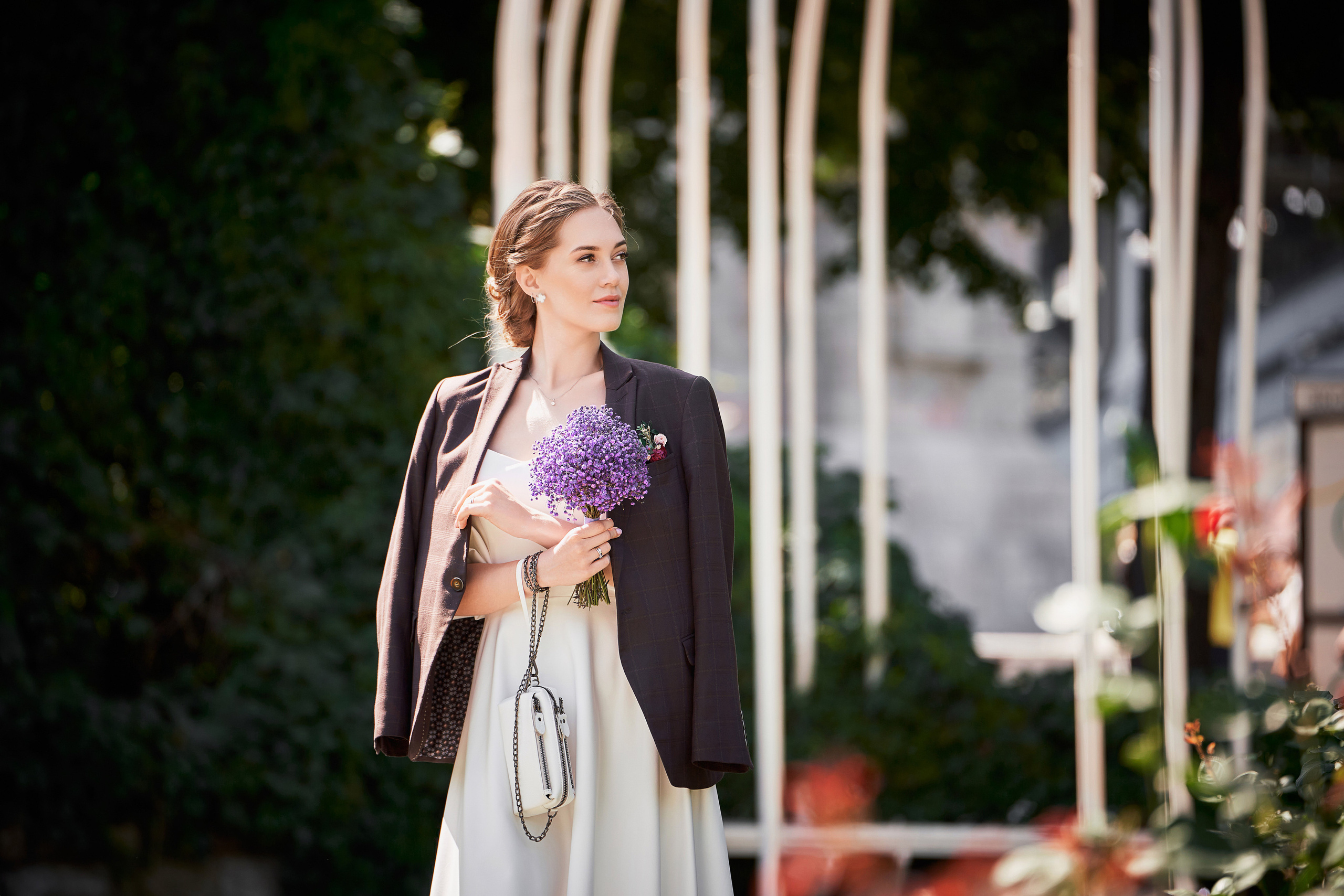 Девушка в мужском пиджаке