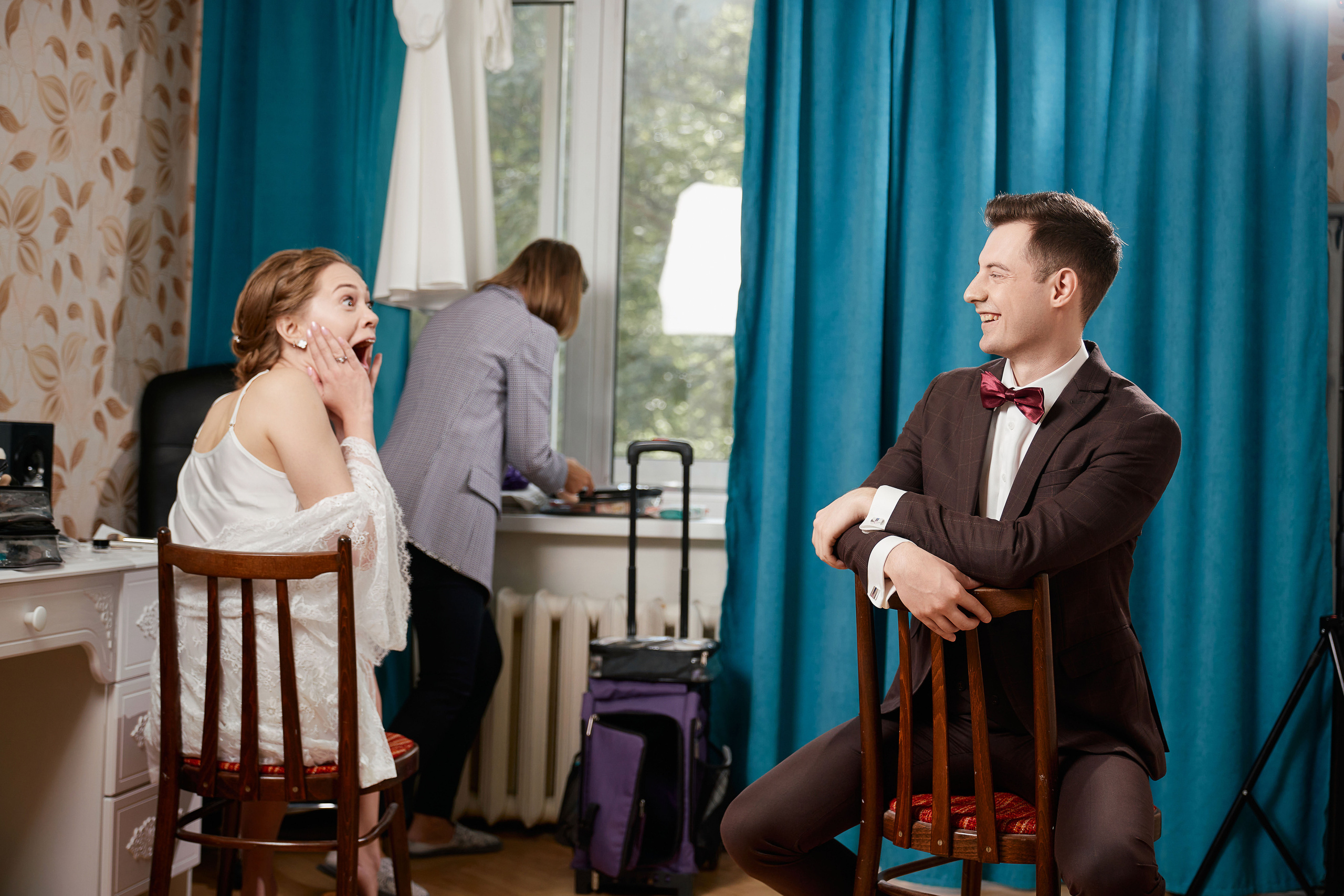 Невеста удивляется красивому образу жениха