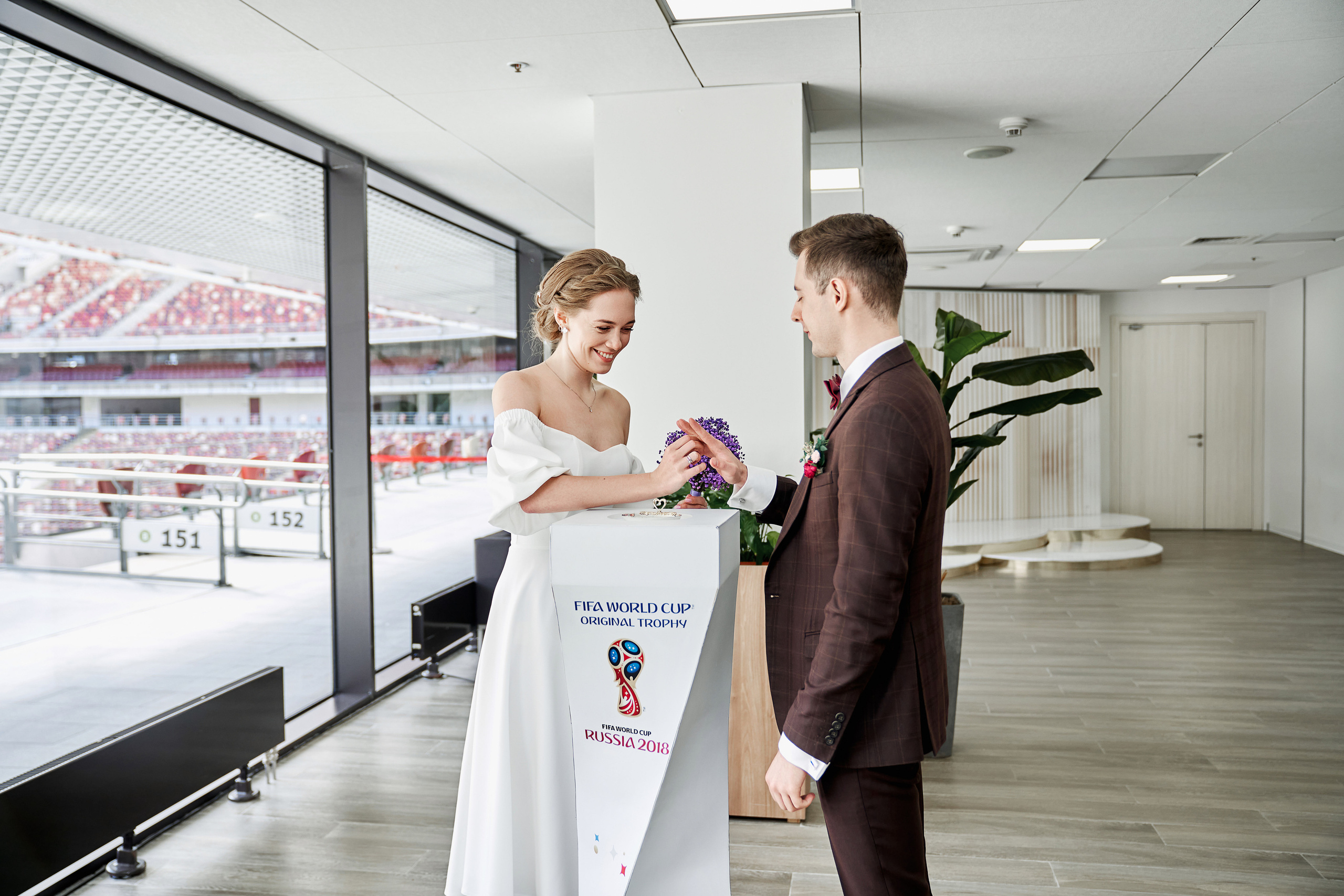 Жених одевает обручальное кольцо невесте