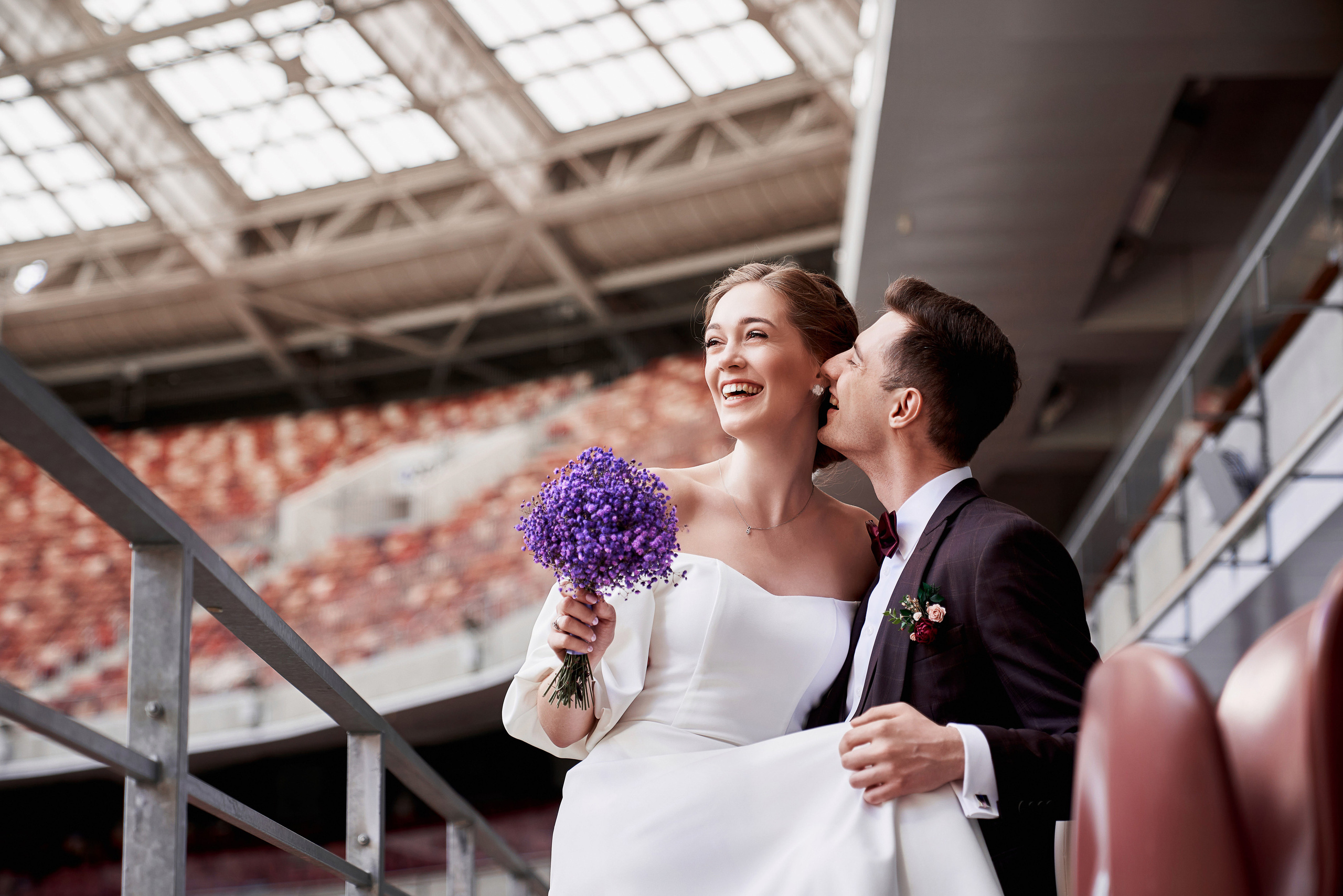 Девушка и парень смеются