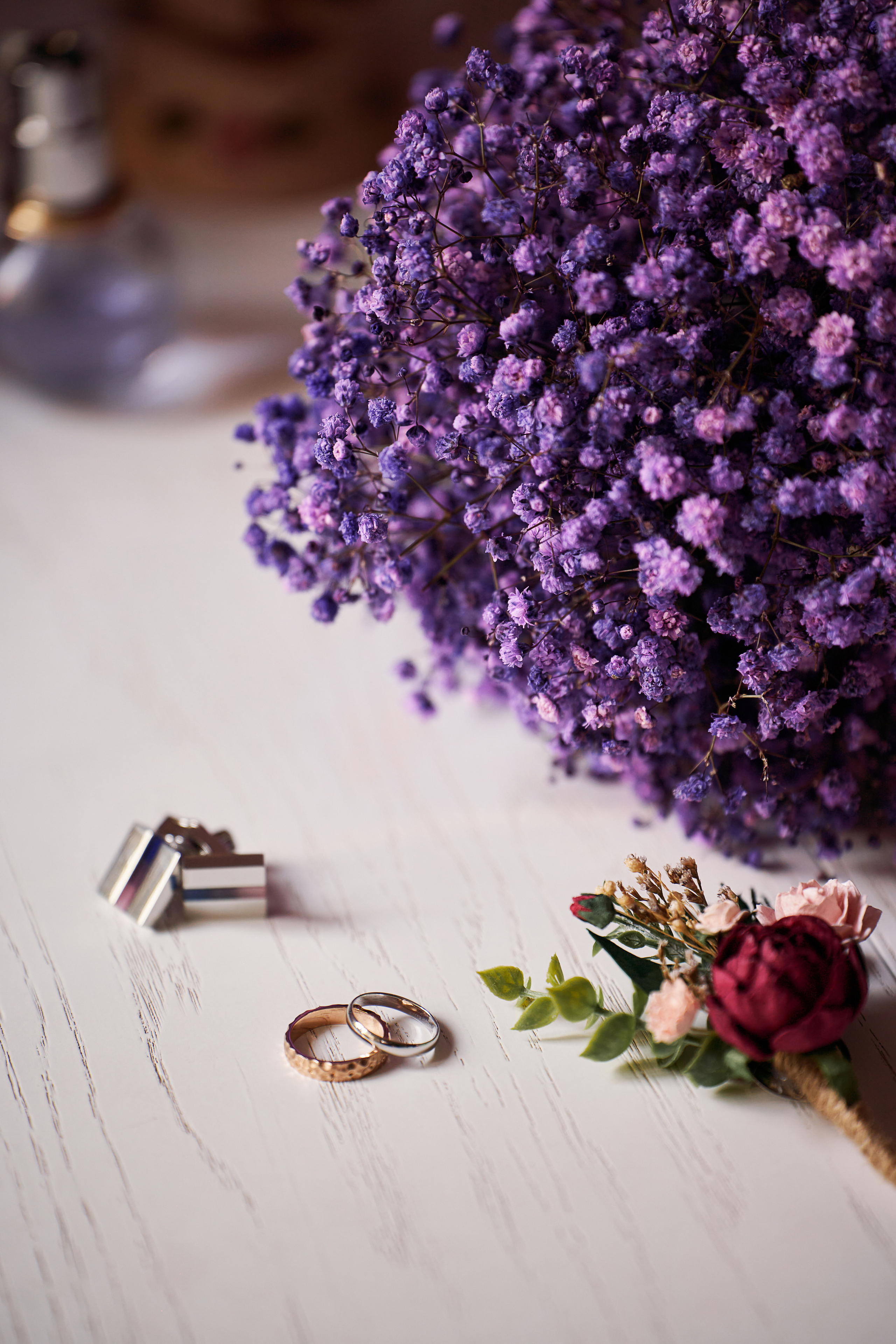 Свадебный букет невесты и обручальные кольца