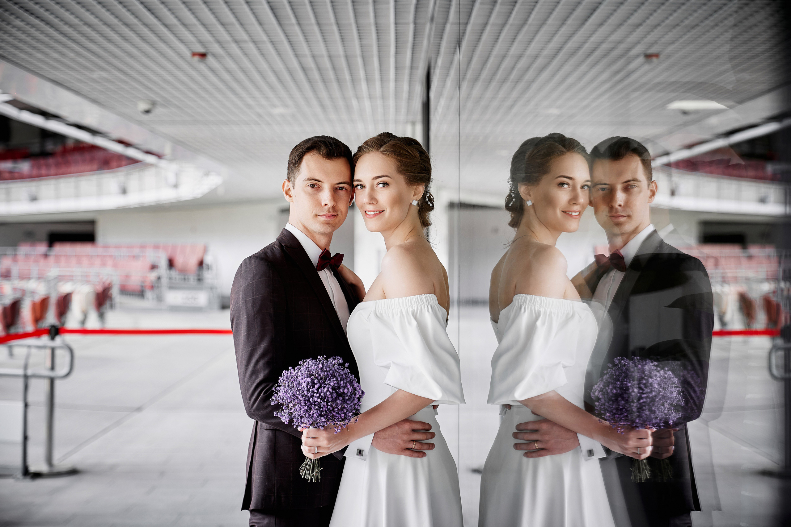 Поясной портрет с отражением в зеркале