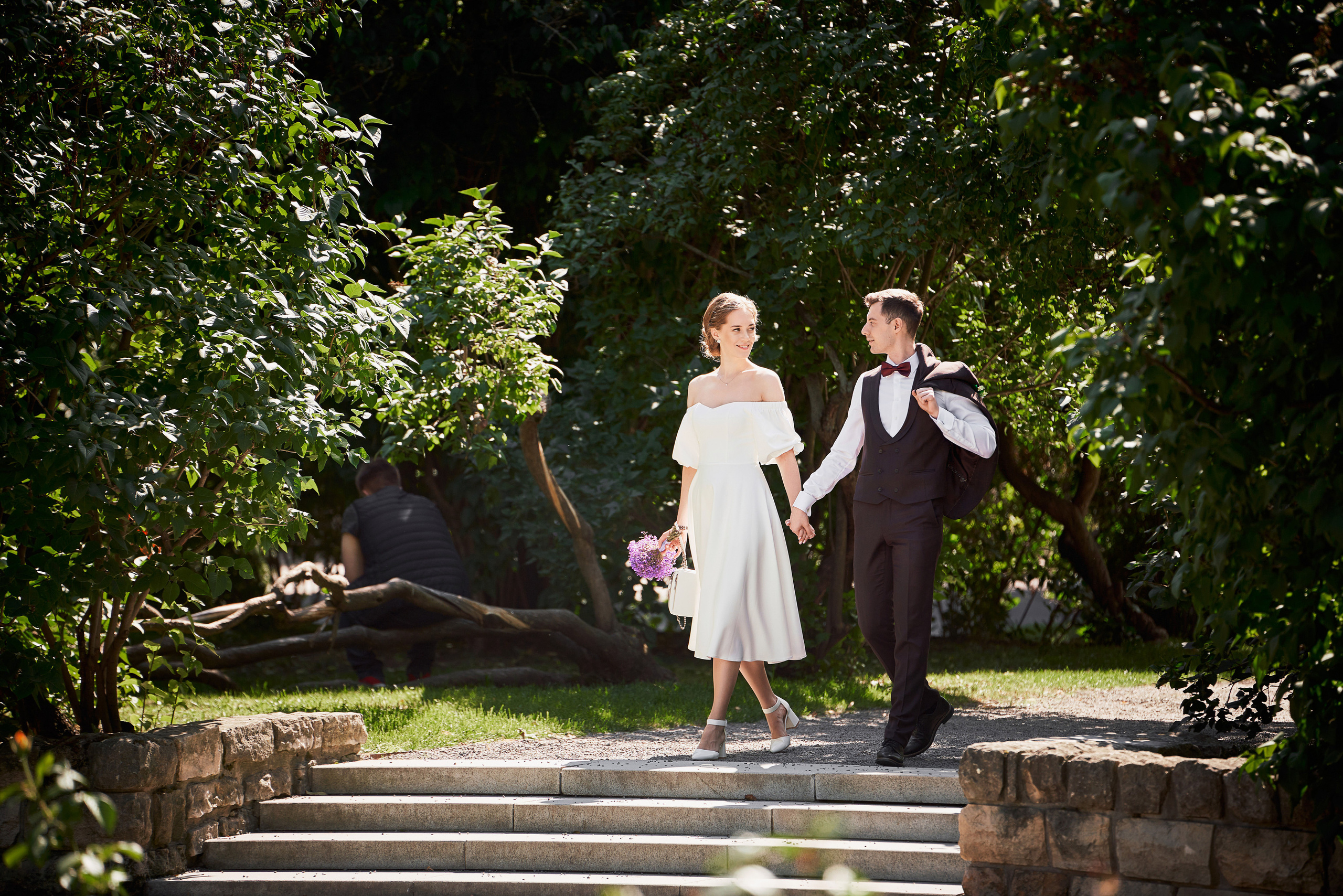 Жених и Веста гуляют в парке горького Москвы