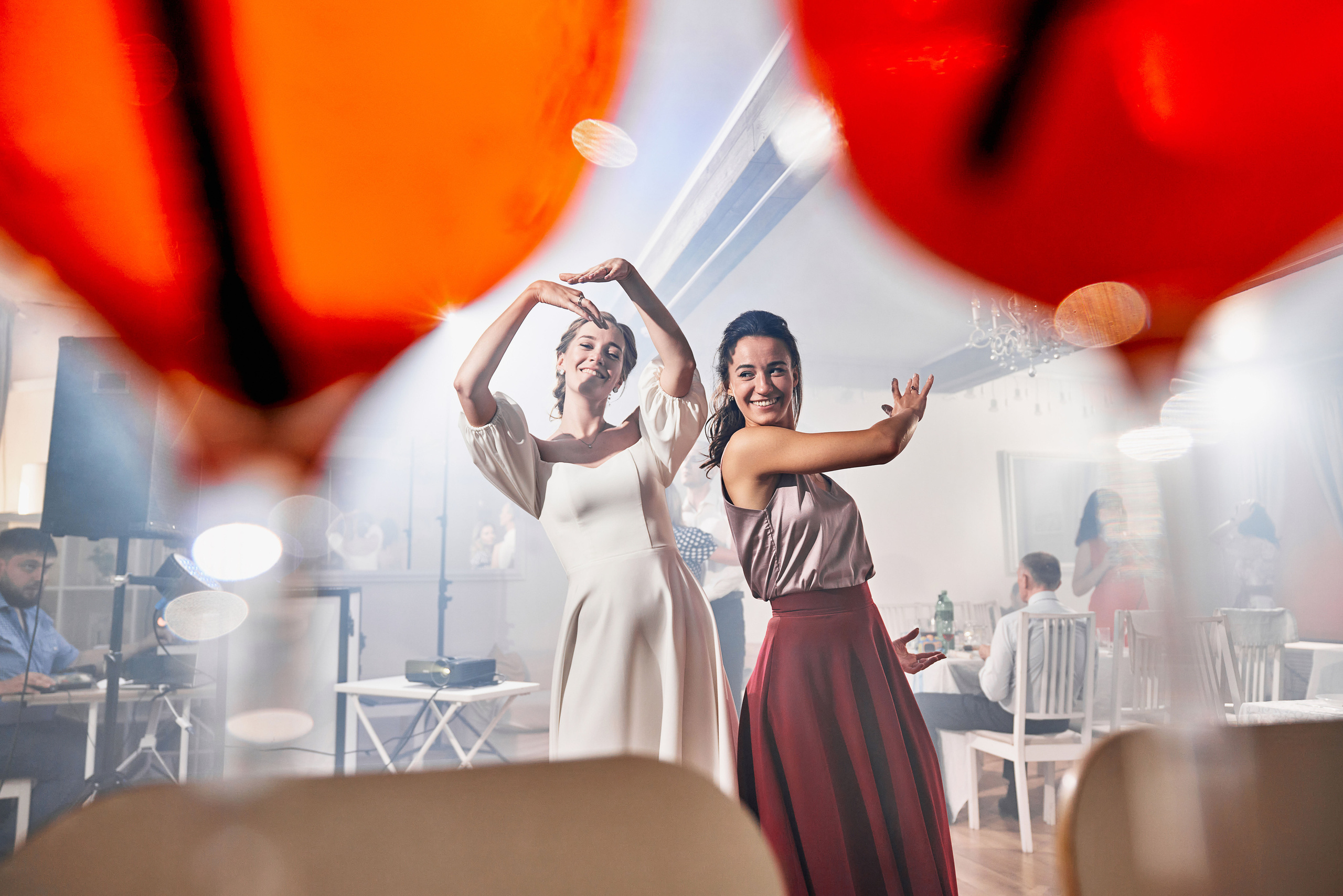 Невеста танцы с подругой