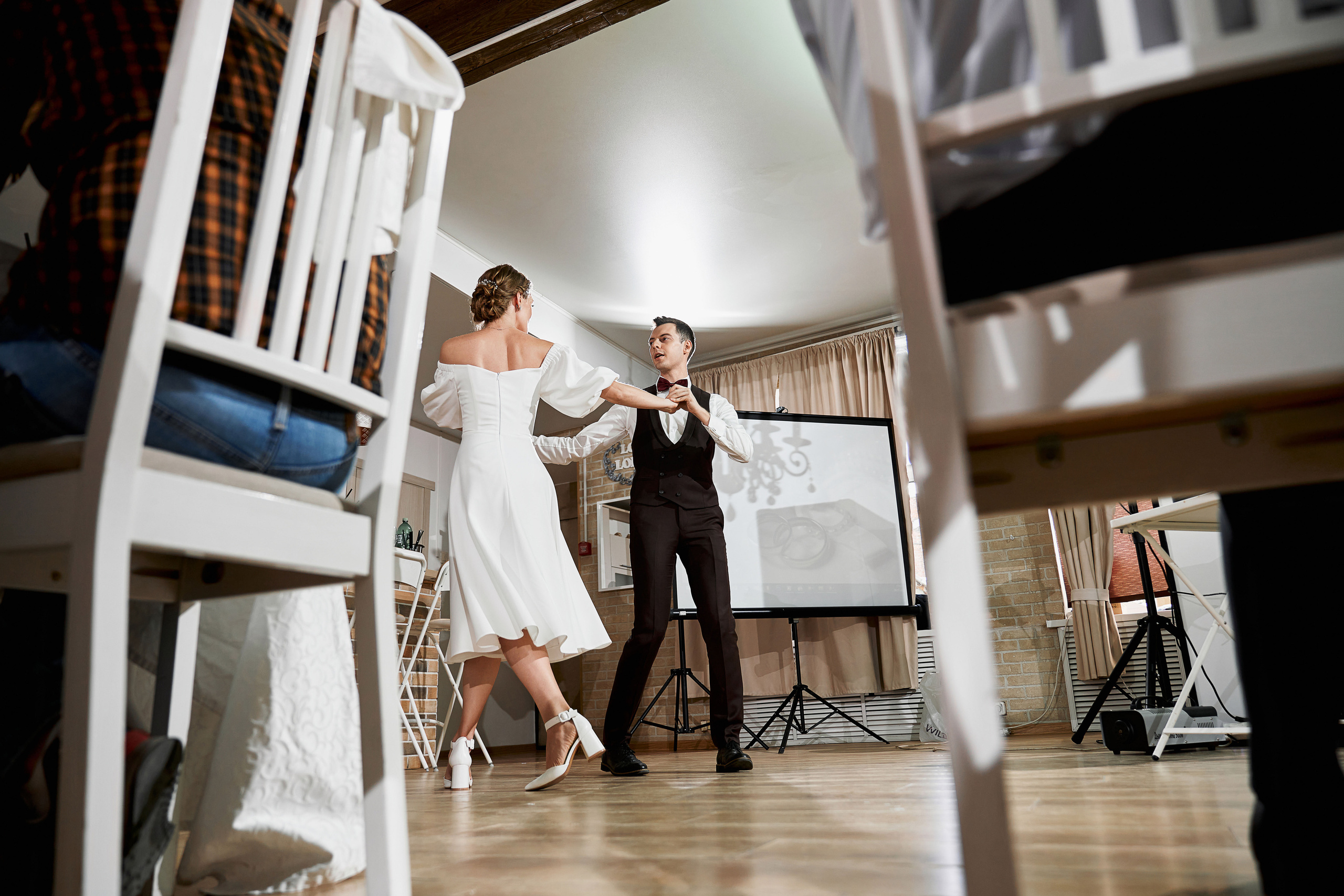 Жених и невеста танцуют