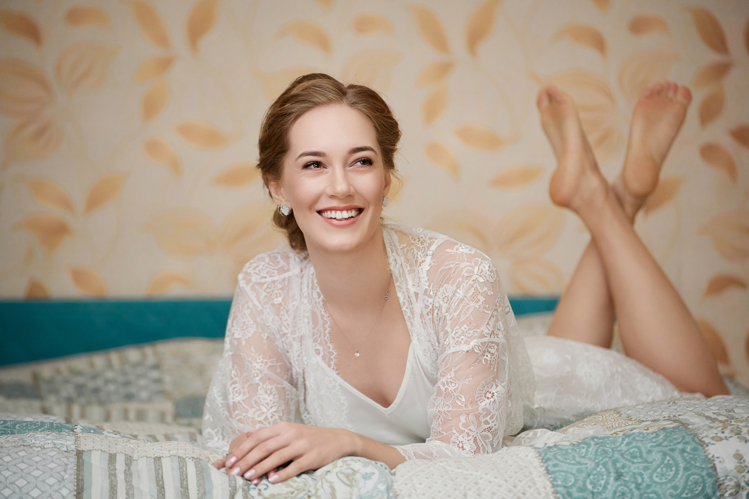 Девушка лежит на диване