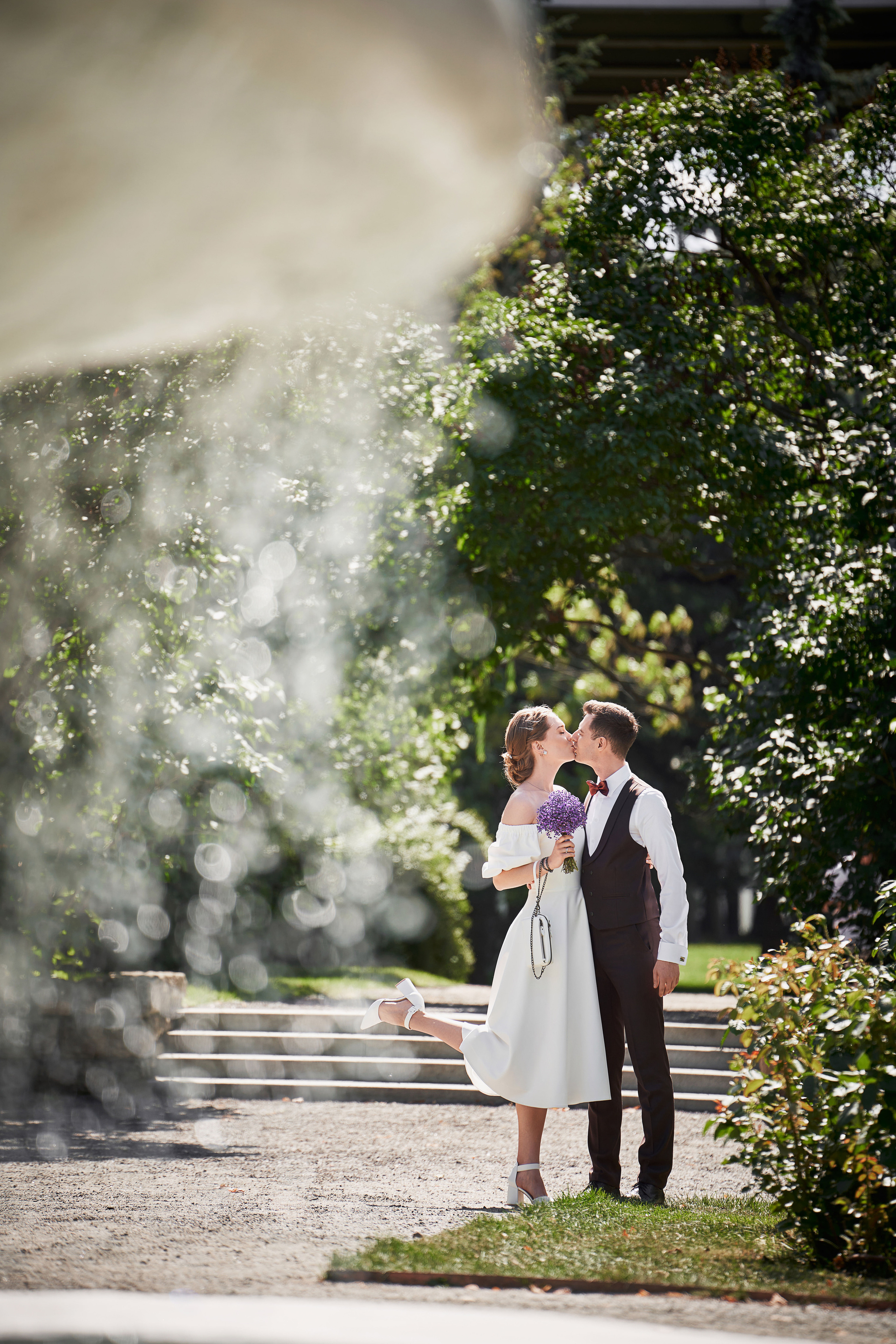 Свадебная прогулка в парке горького у фонтана в Москве