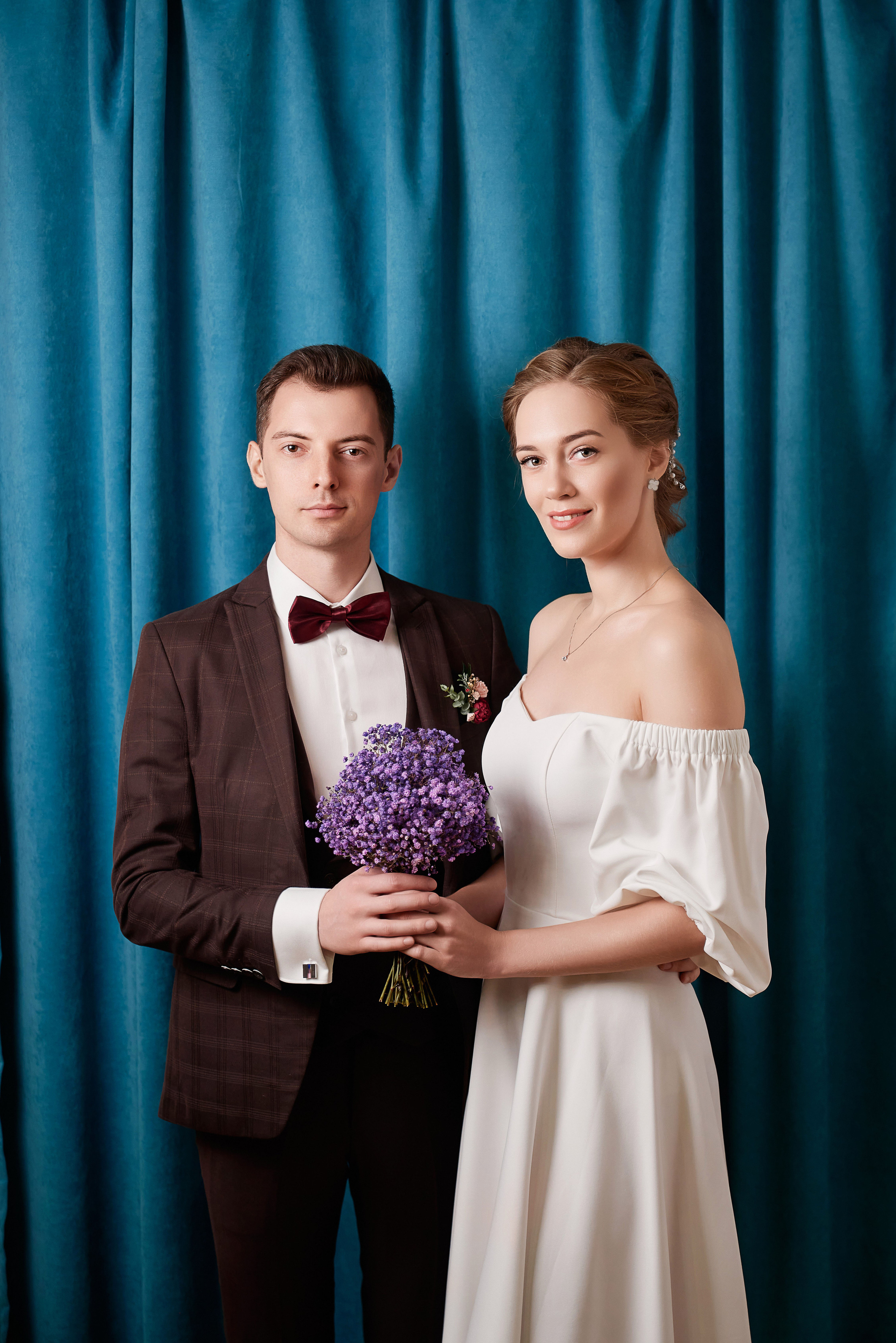 Жених и невеста на фоне штор