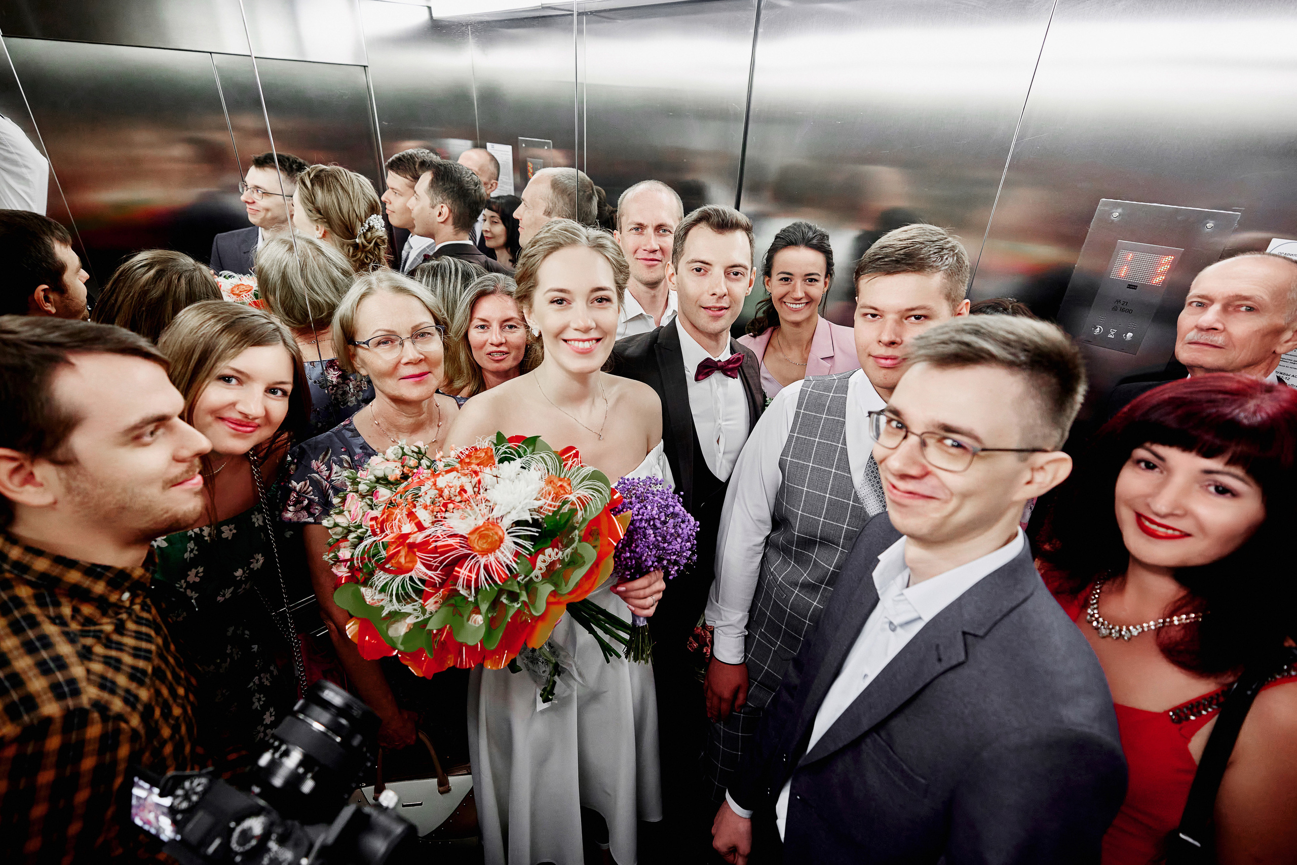 Вся свадьба в лифте