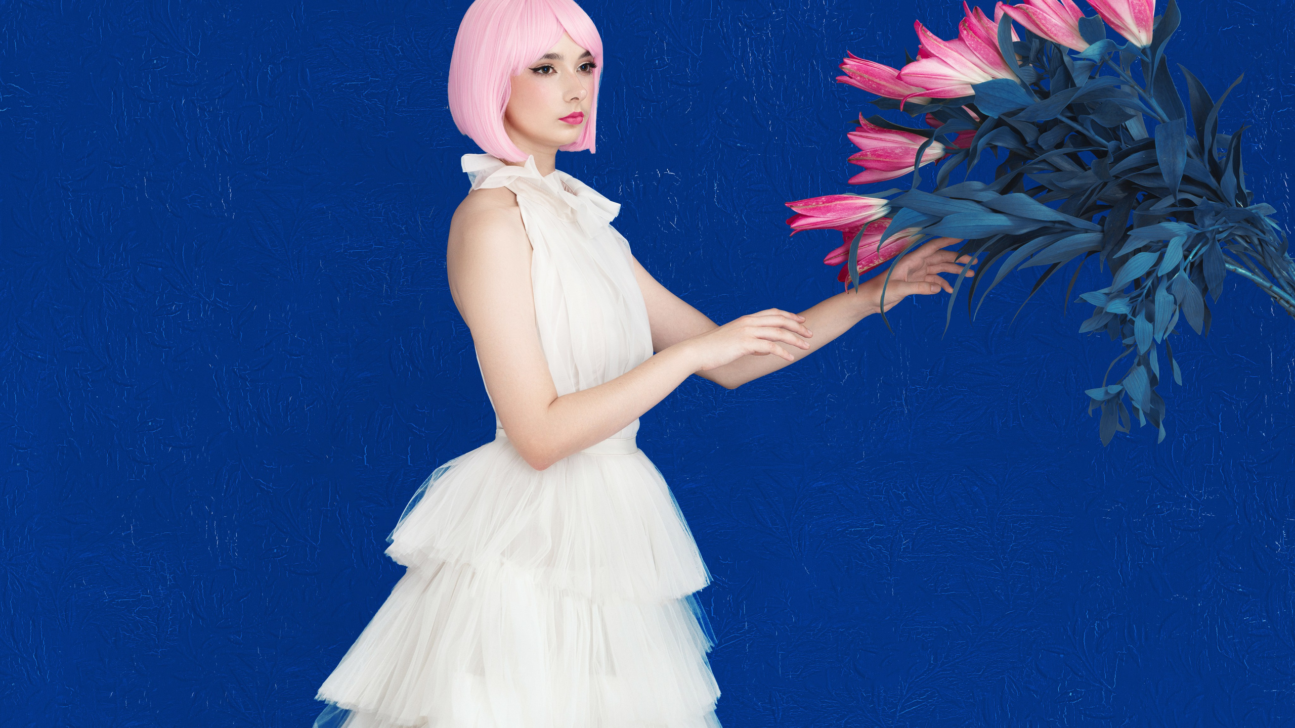 Портрет девушки с розовыми цветами в Луганске