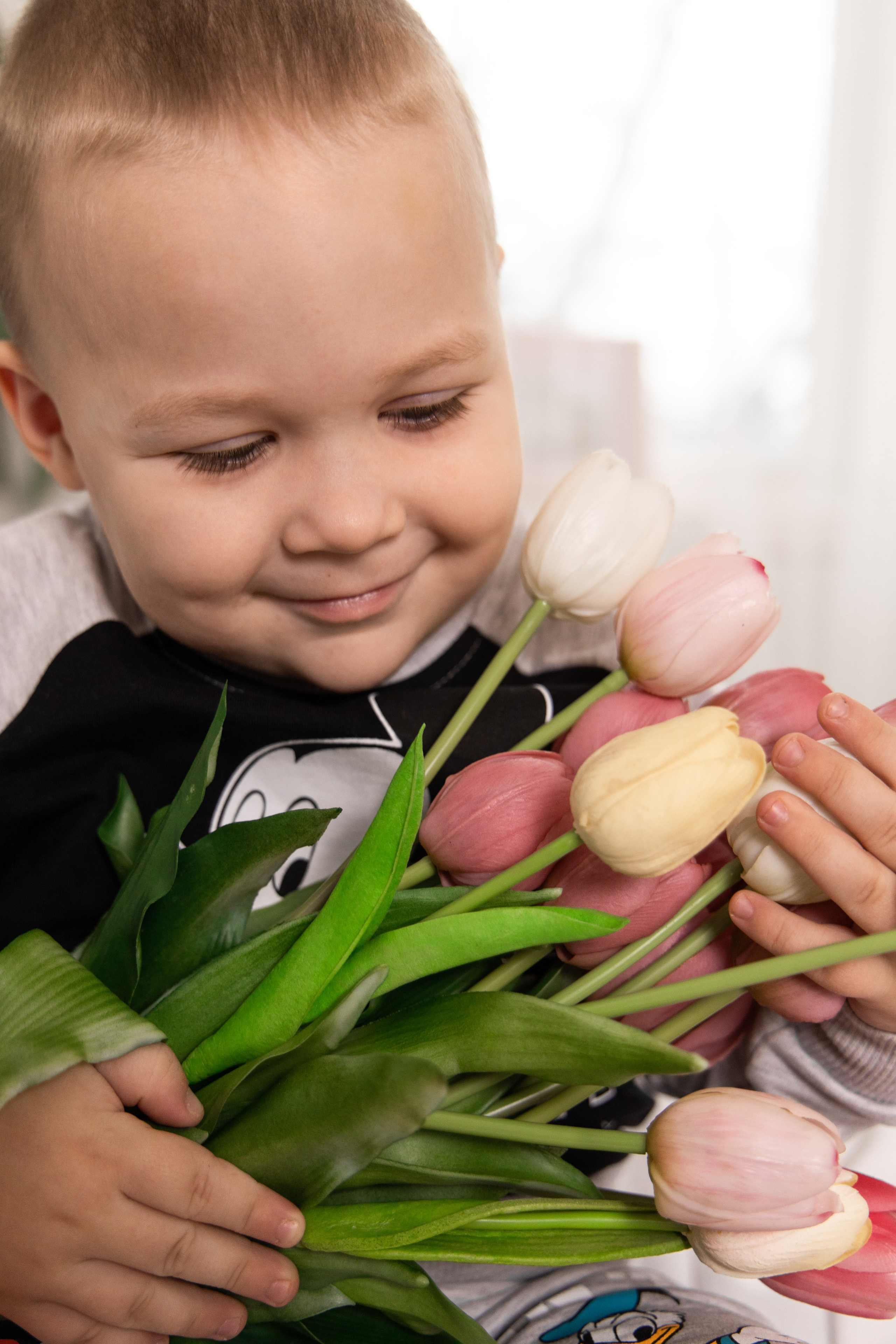 Студийная съёмка ребёнка с тюльпанами. Детская съёмка Астрахань.