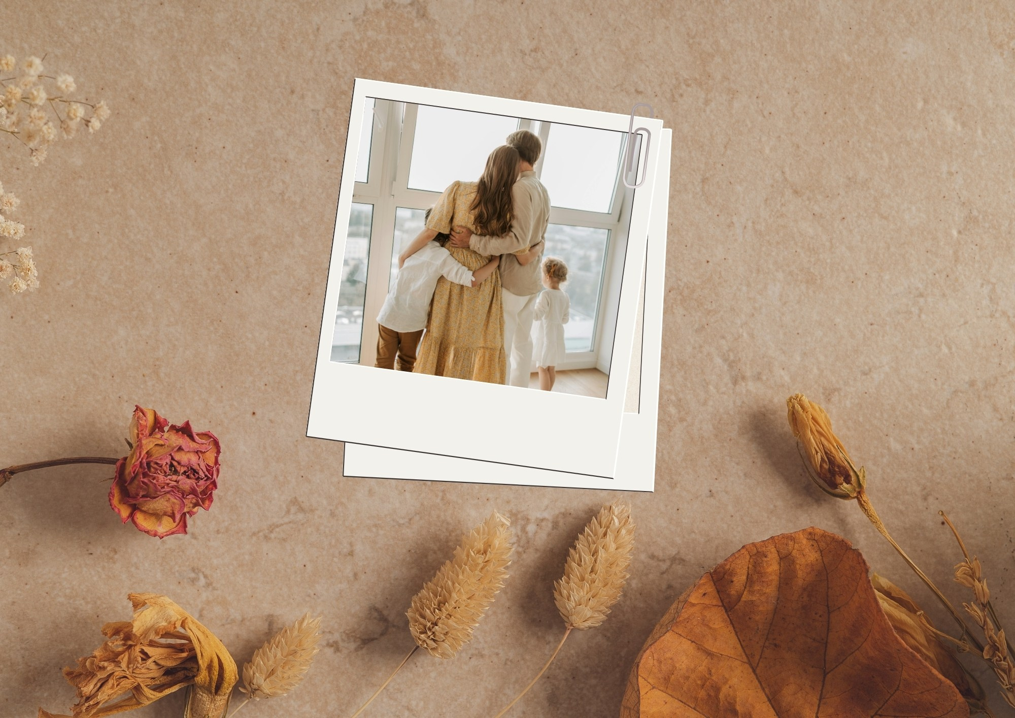 ребёнок лежит в пледе на мягком фоне осенних оттенков