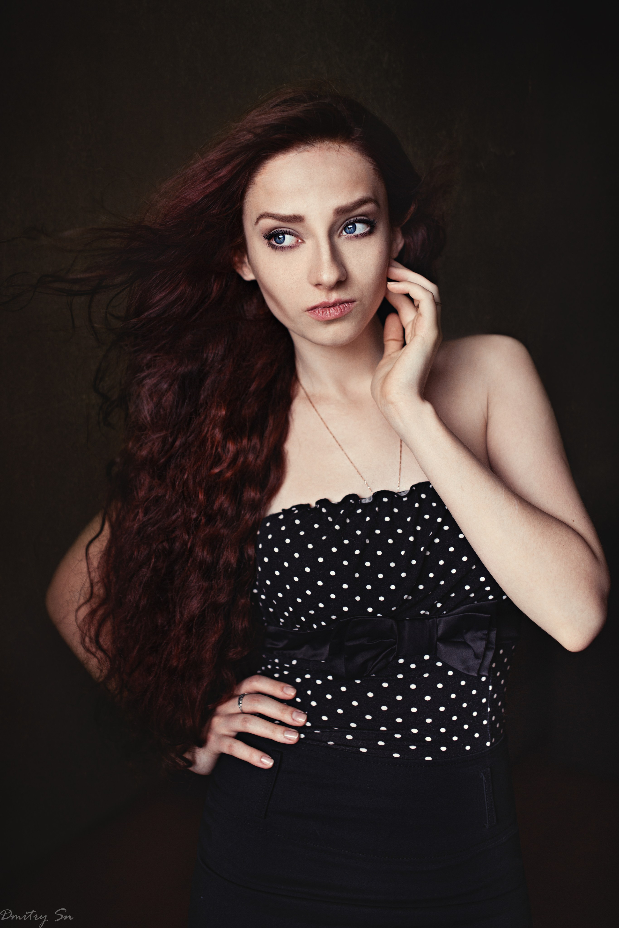 Фотосет в минималистичном стиле с Эвелиной у окна в формате для «себя»