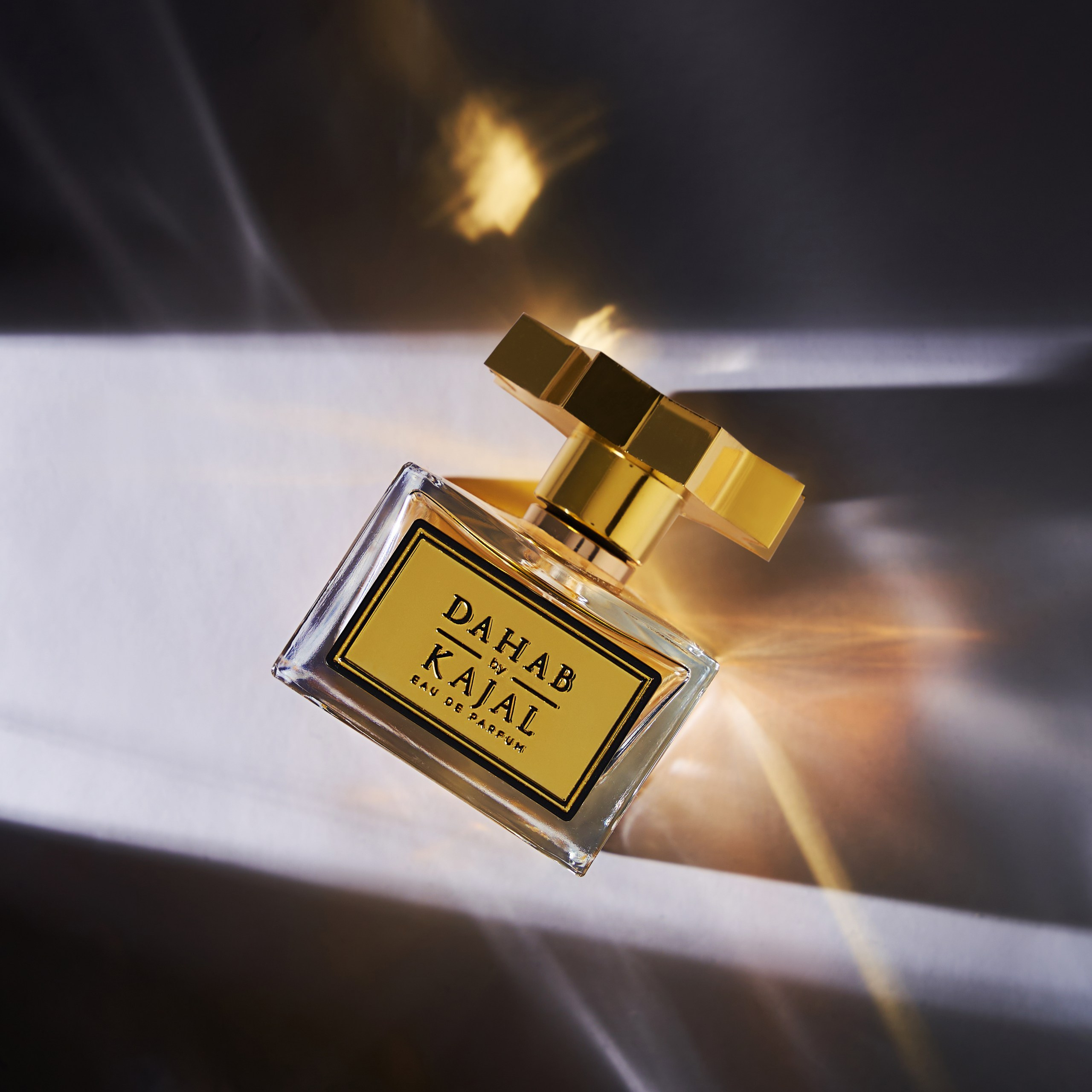 Съемка духов для парфюмерного магазина с низком ключе