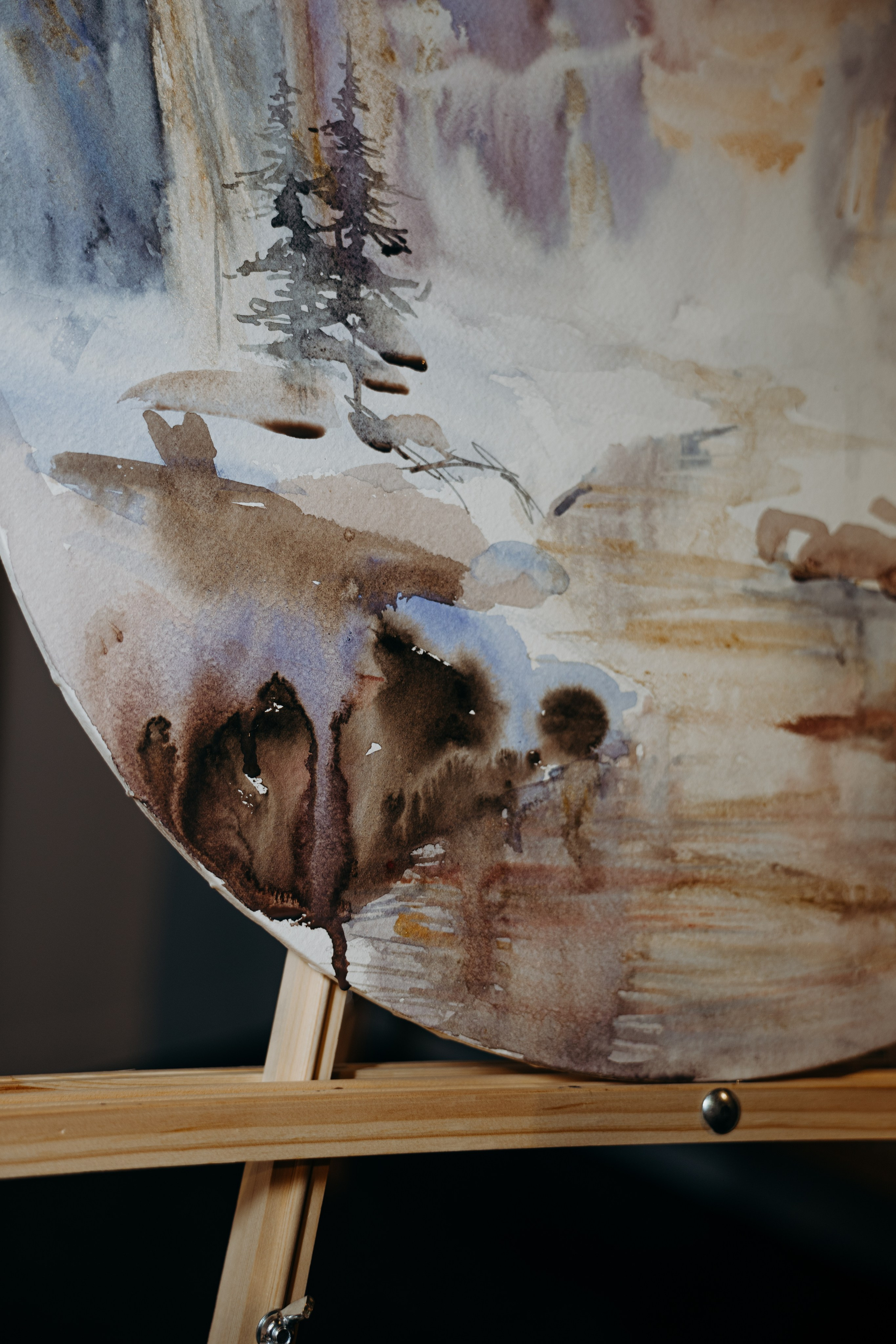 Репортажная фотосессия художницы в мебельной салоне