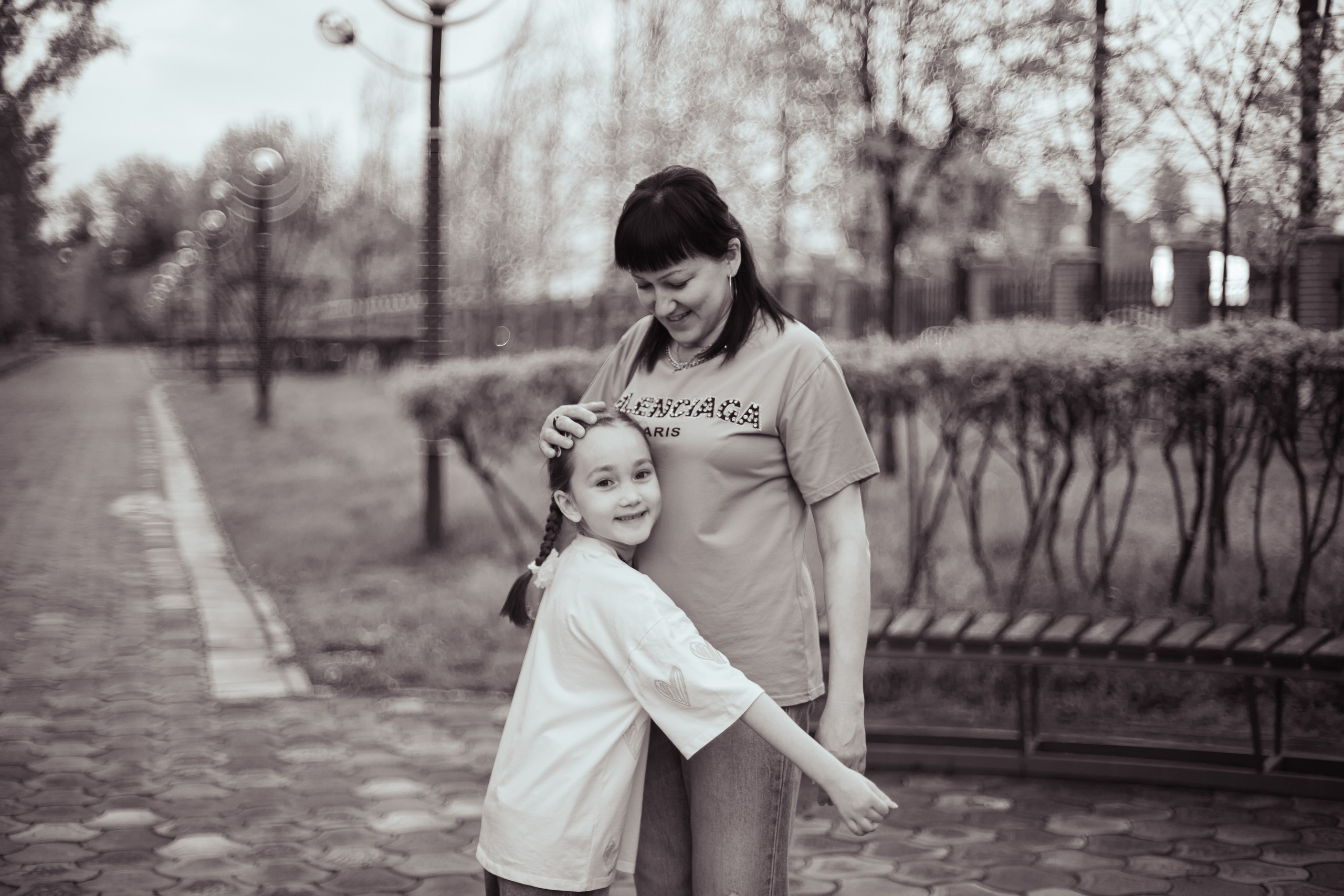 Мадина в цветущем парке. Семейный и детский фотограф в Хабаровске Алевтина Проскурякова