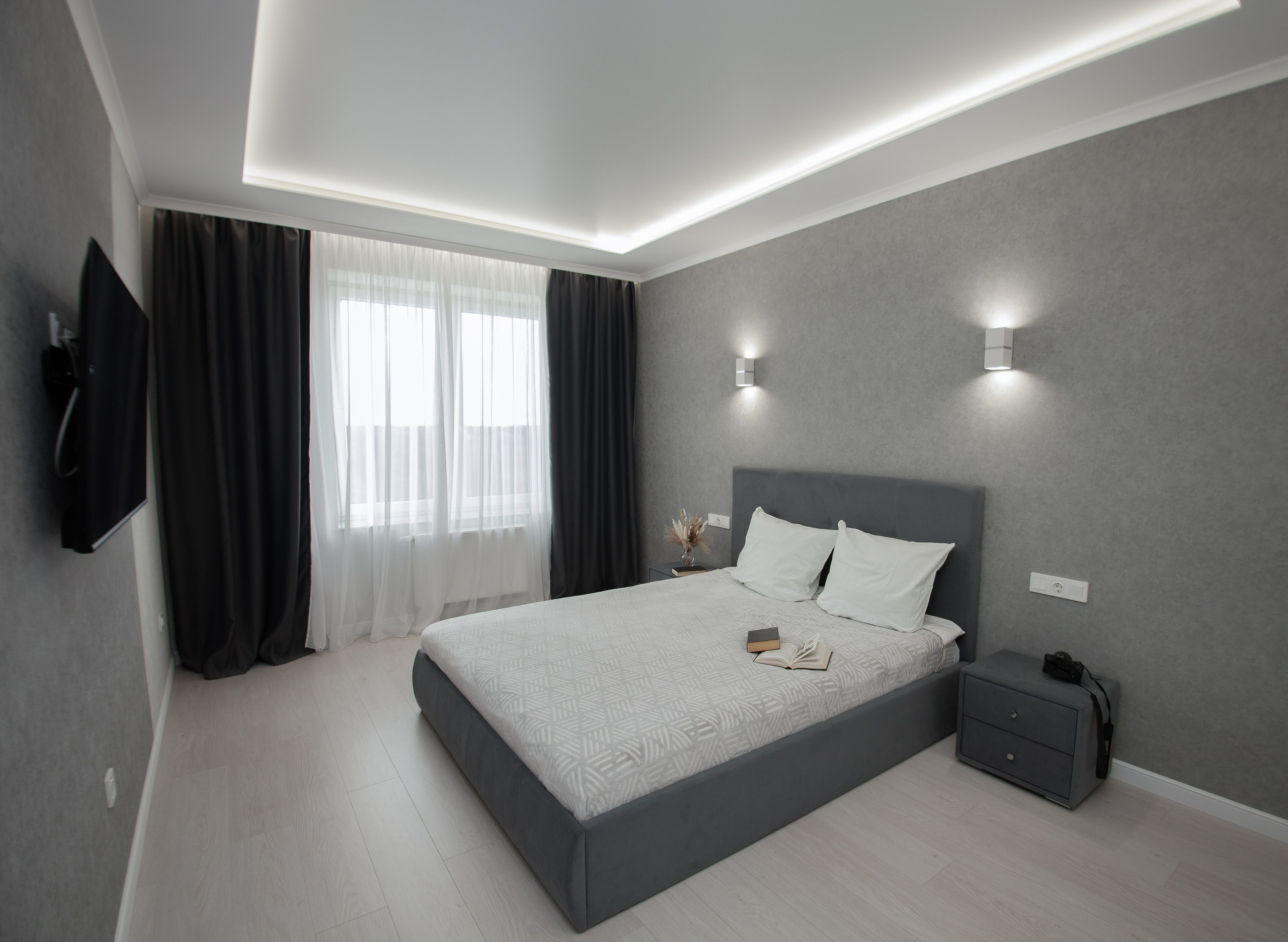 спальня с двуспальной кроватью, телевизор, большой шкаф