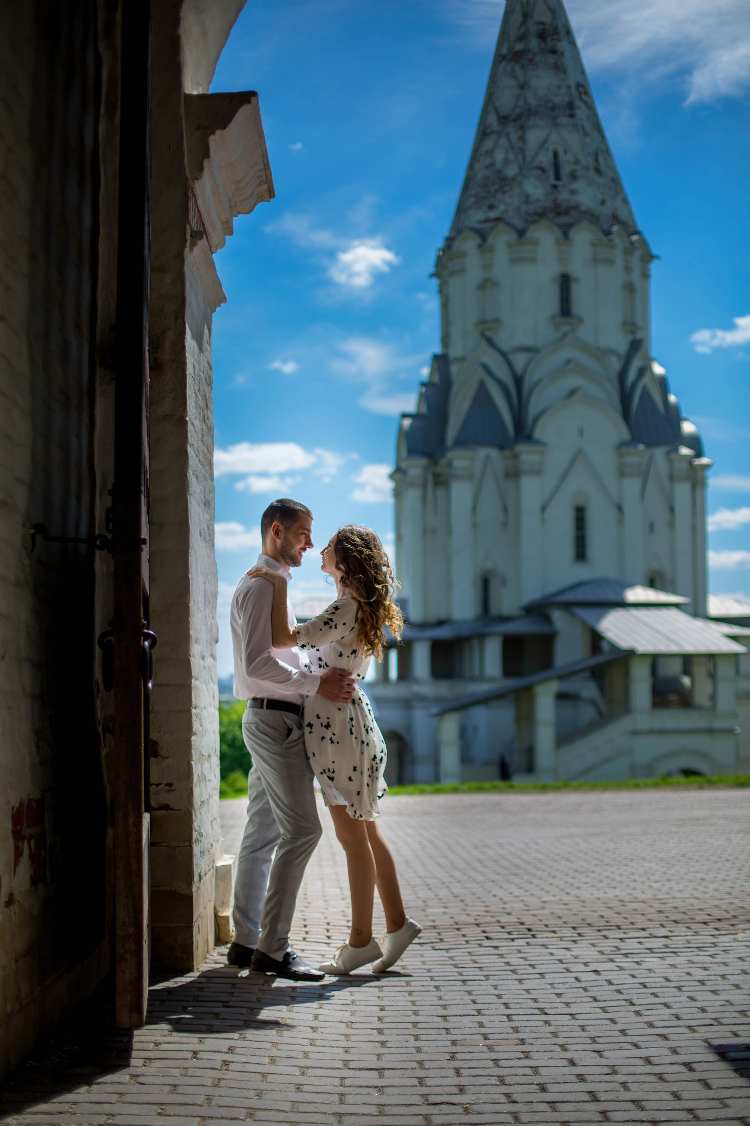 Красивые и старинные места для Love Story фотосессий в Москве, подробно написал здесь....