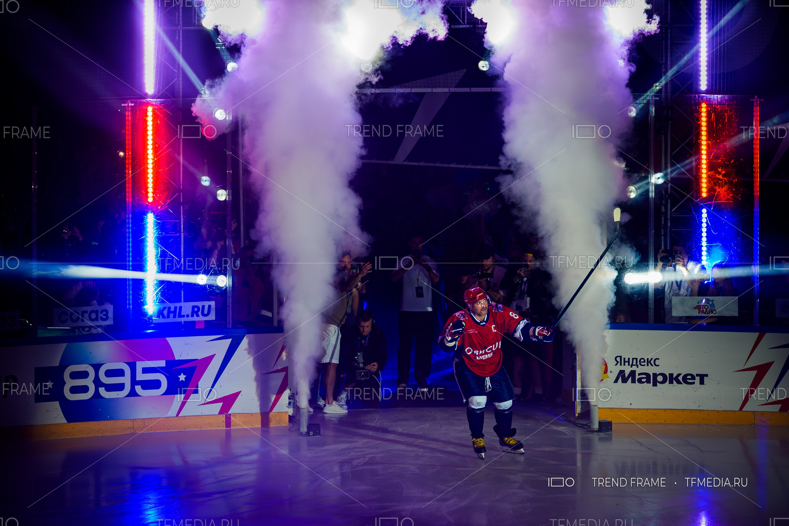 Финал Кубка Овечкина 2025 по хоккею в Мытищах — Александр Овечкин поднимает клюшку, приветствуя болельщиков. Премиальные спортивные фото TrendFrame.