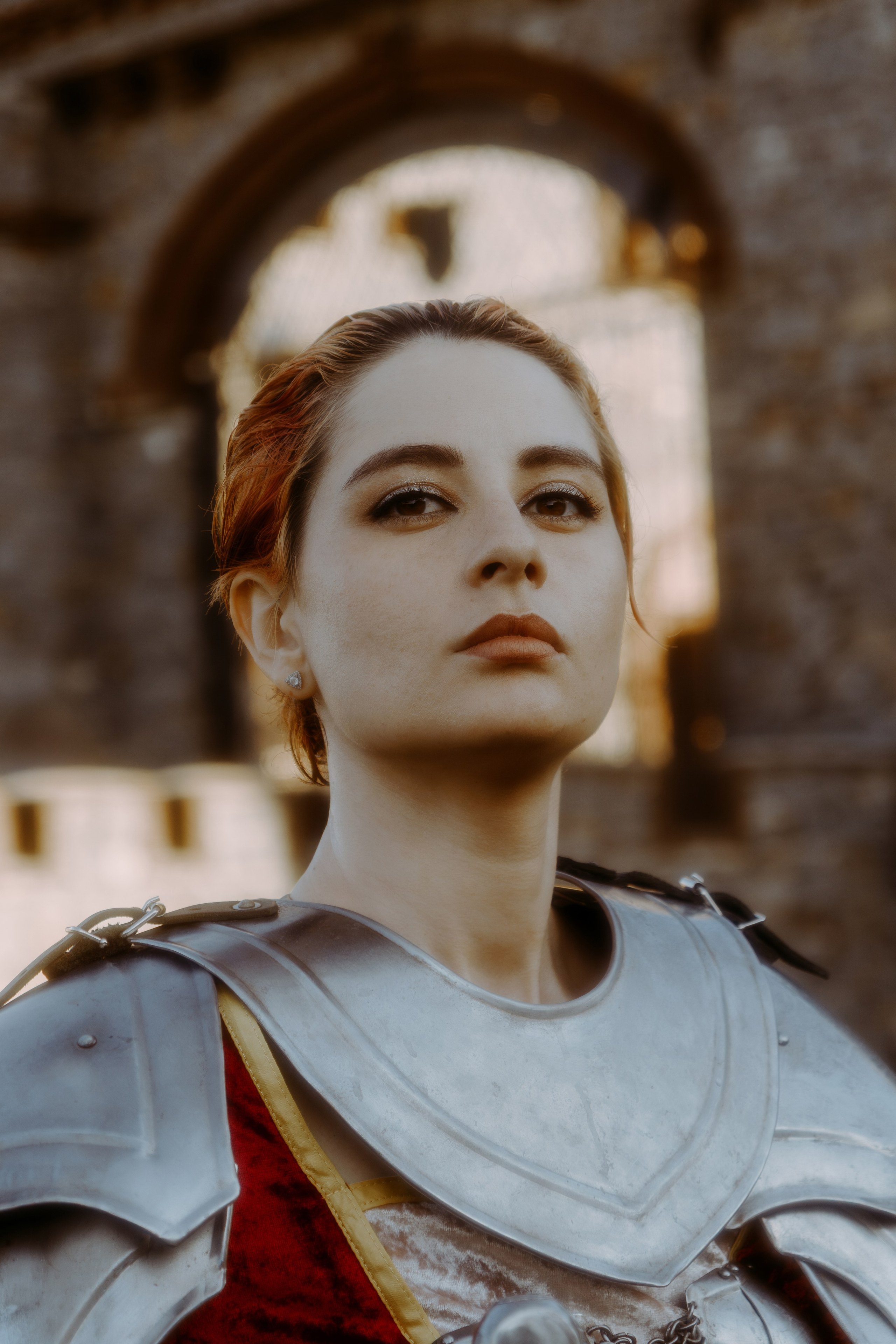 Портрет девушки в тёплый тонах в стиле Жанны Дарк