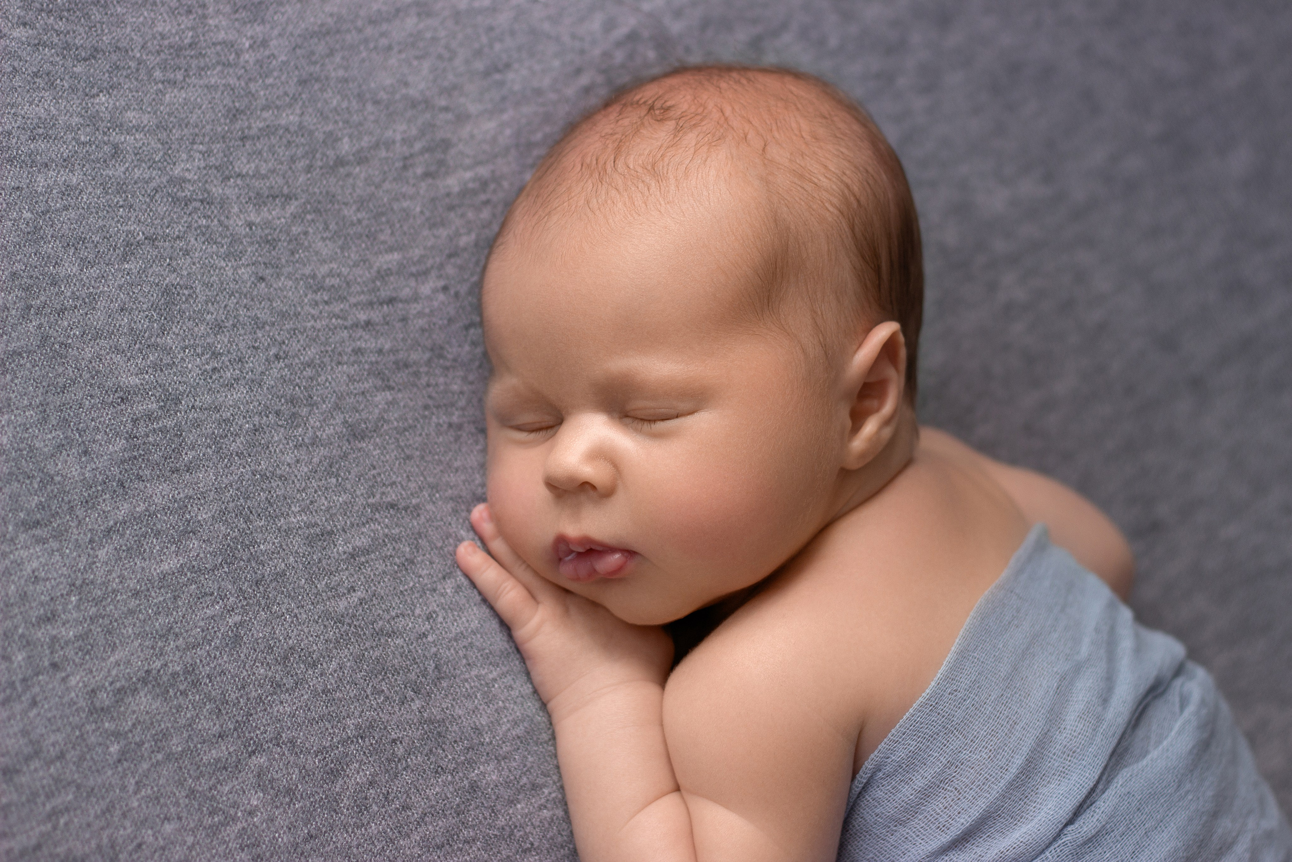 Минималистическая фотосессия новорождённого богатыря