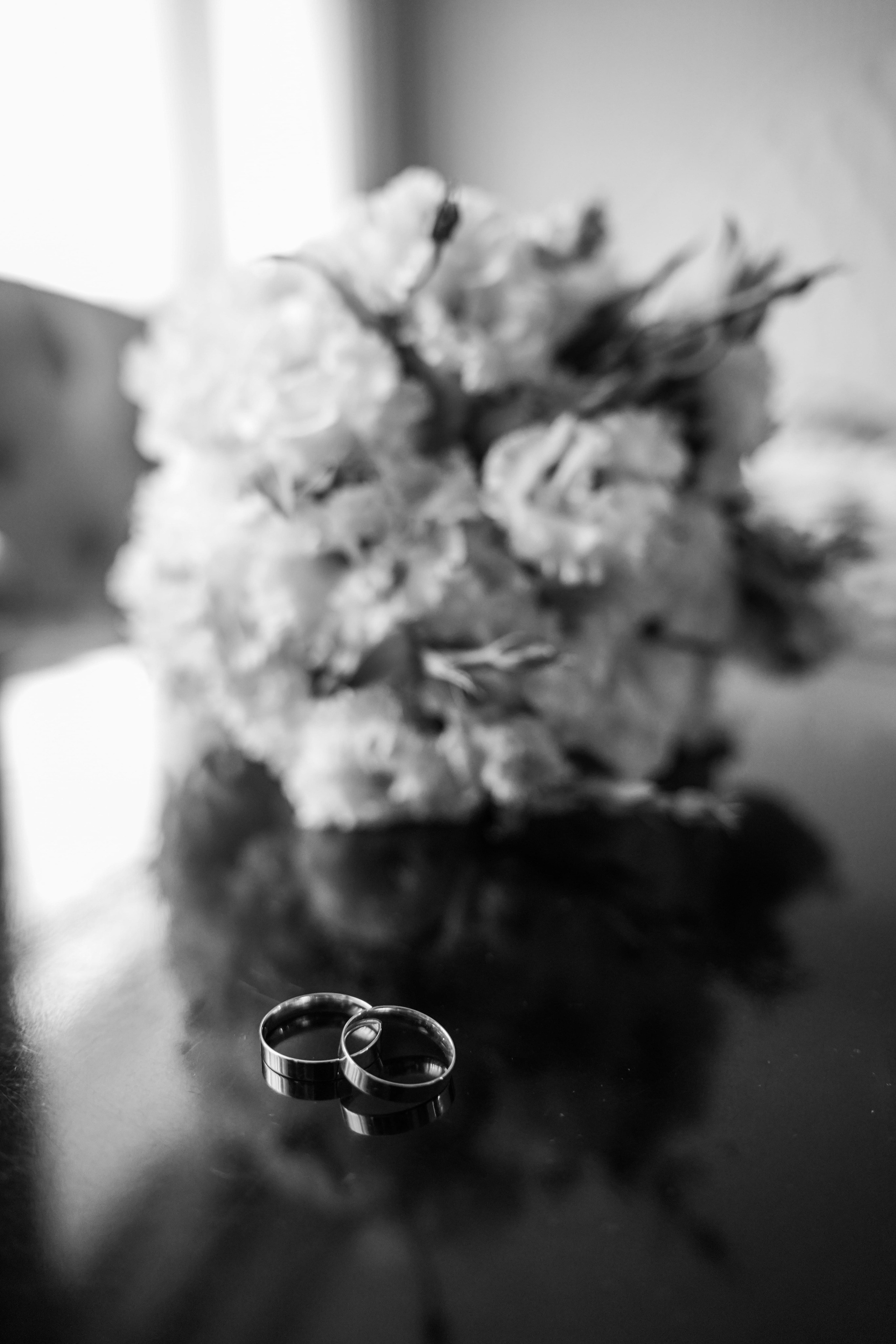 Букет невесты и свадебное кольцо