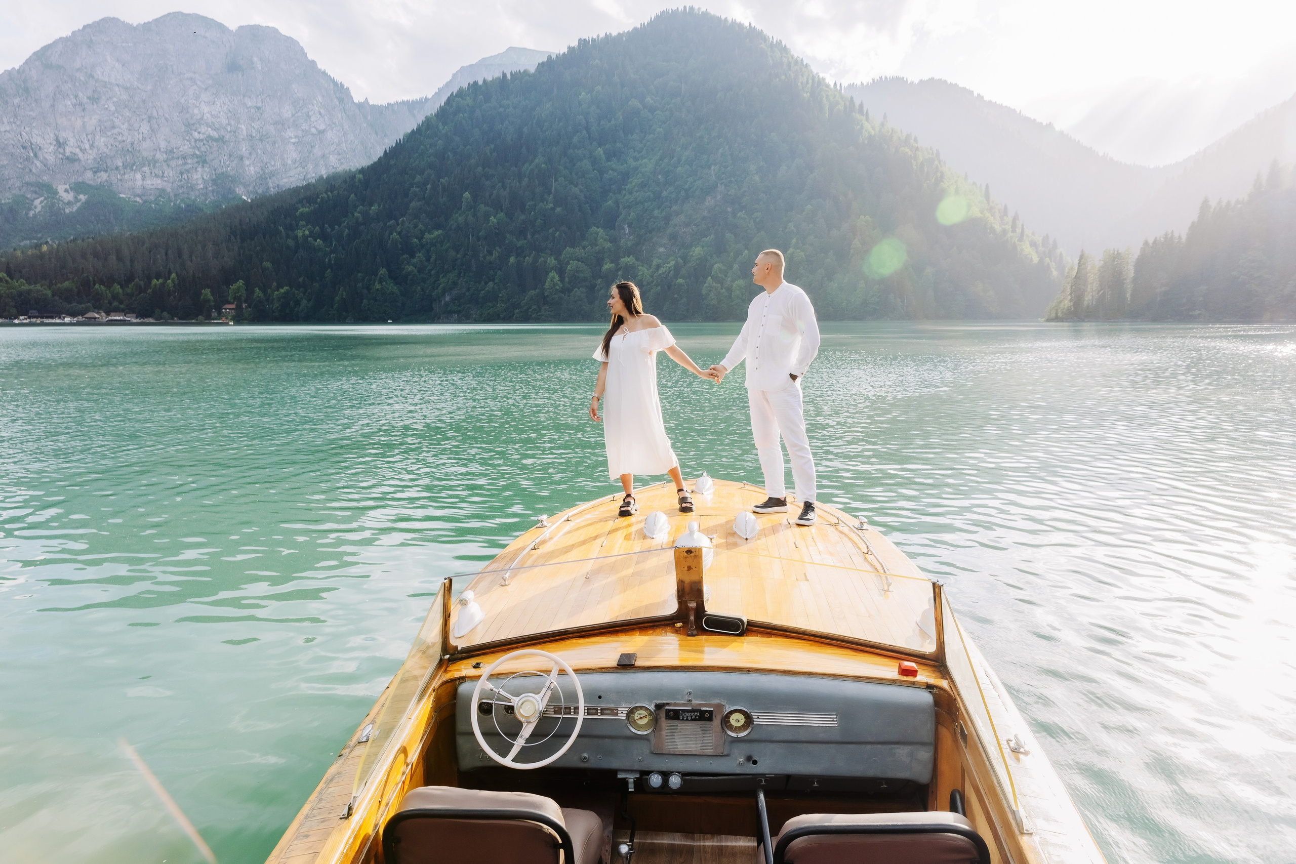 Фотосессия в Абхазии на прекрасном озере Рица. Свадебный фотограф в Абхазии, Сухум, Гагра, Сочи