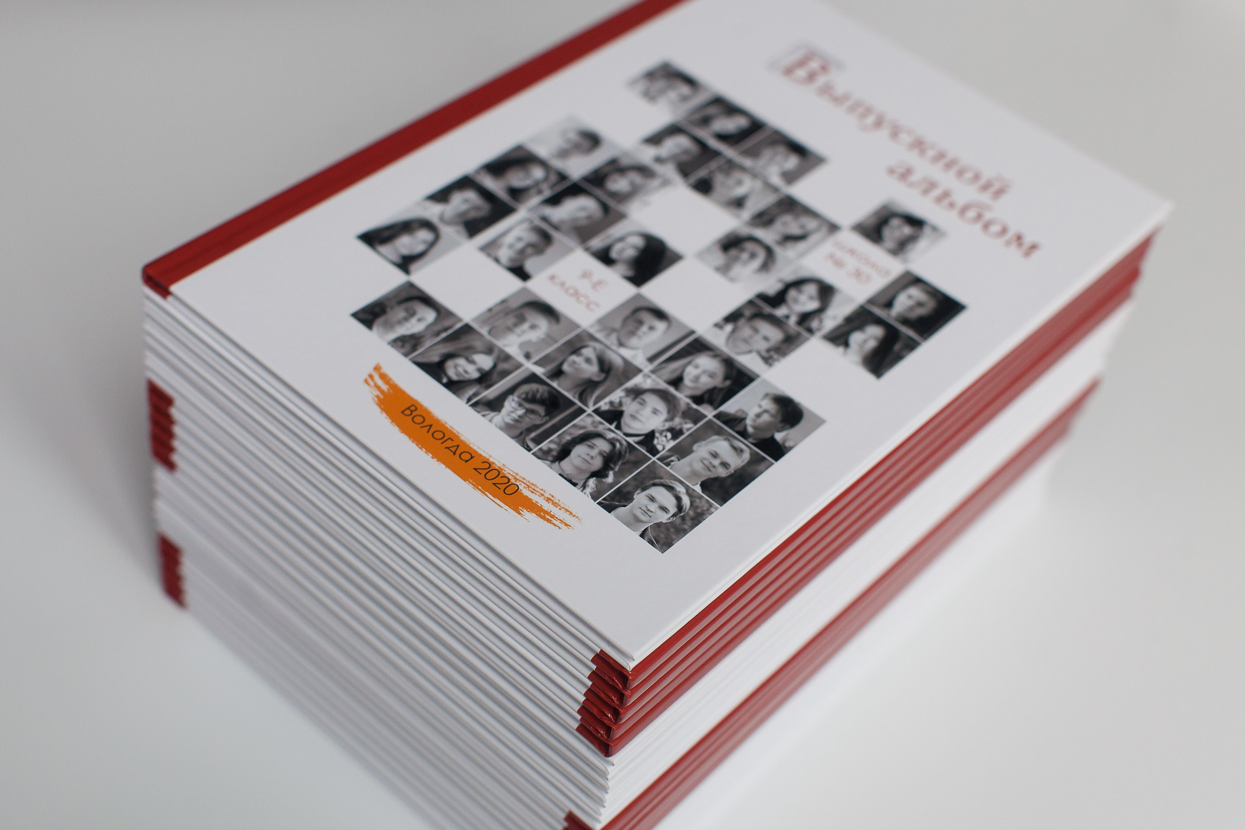 Стопка готовых выпускных фотокниг «Классика» для 9 и 11 классов