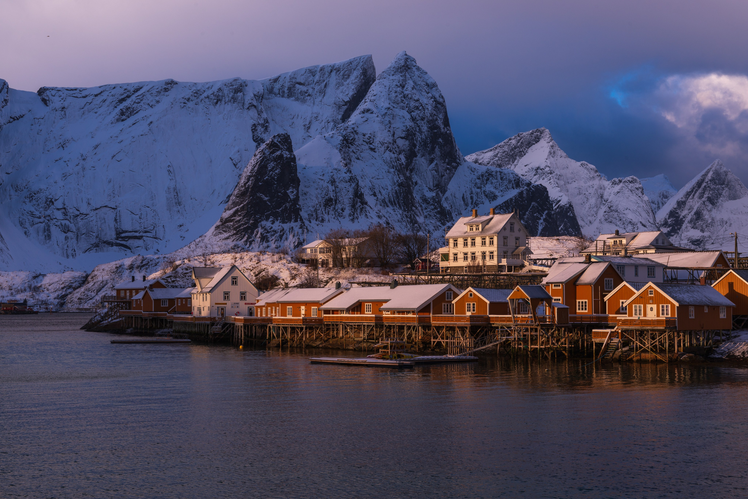 Lofoten fishermen village at sunset — тёплый северный свет и традиционные рорбу-домики.