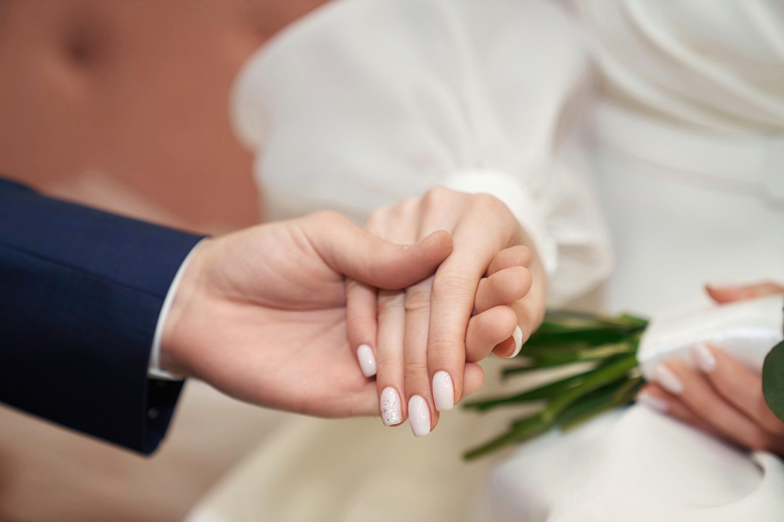 руки жениха и невесты