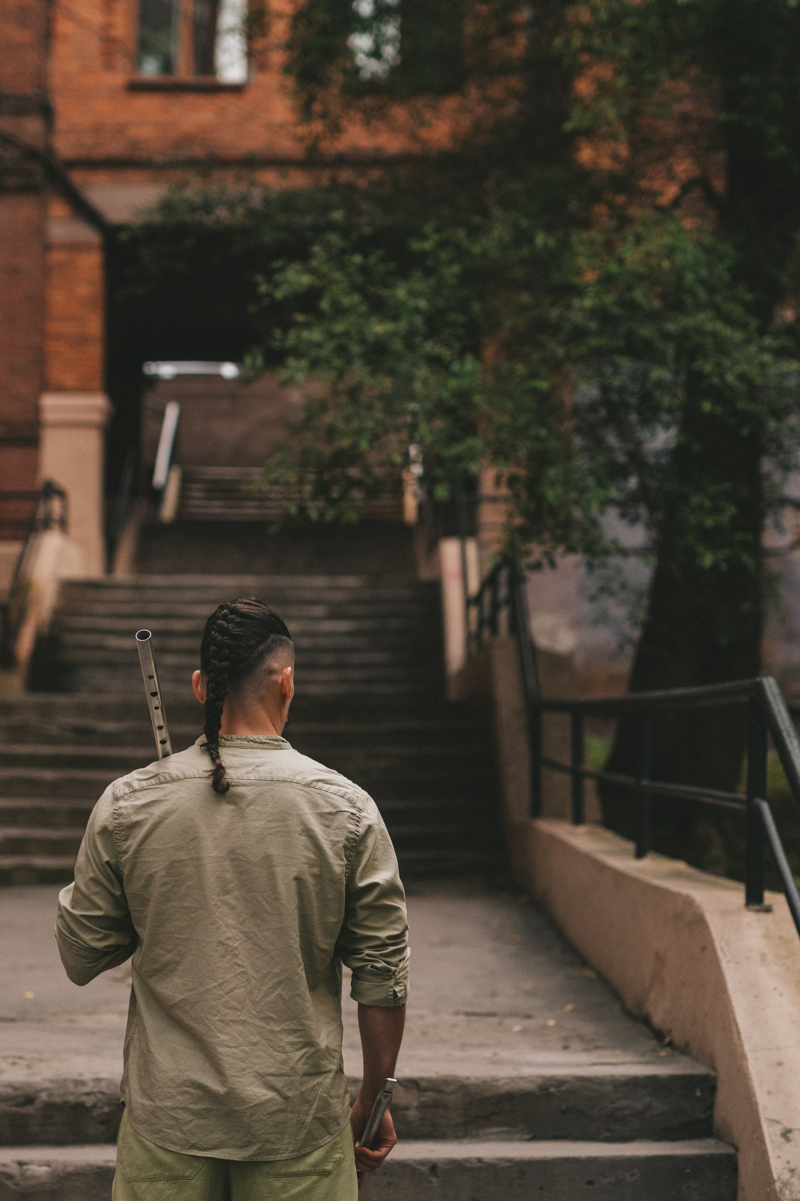 флейтист спиной издалека