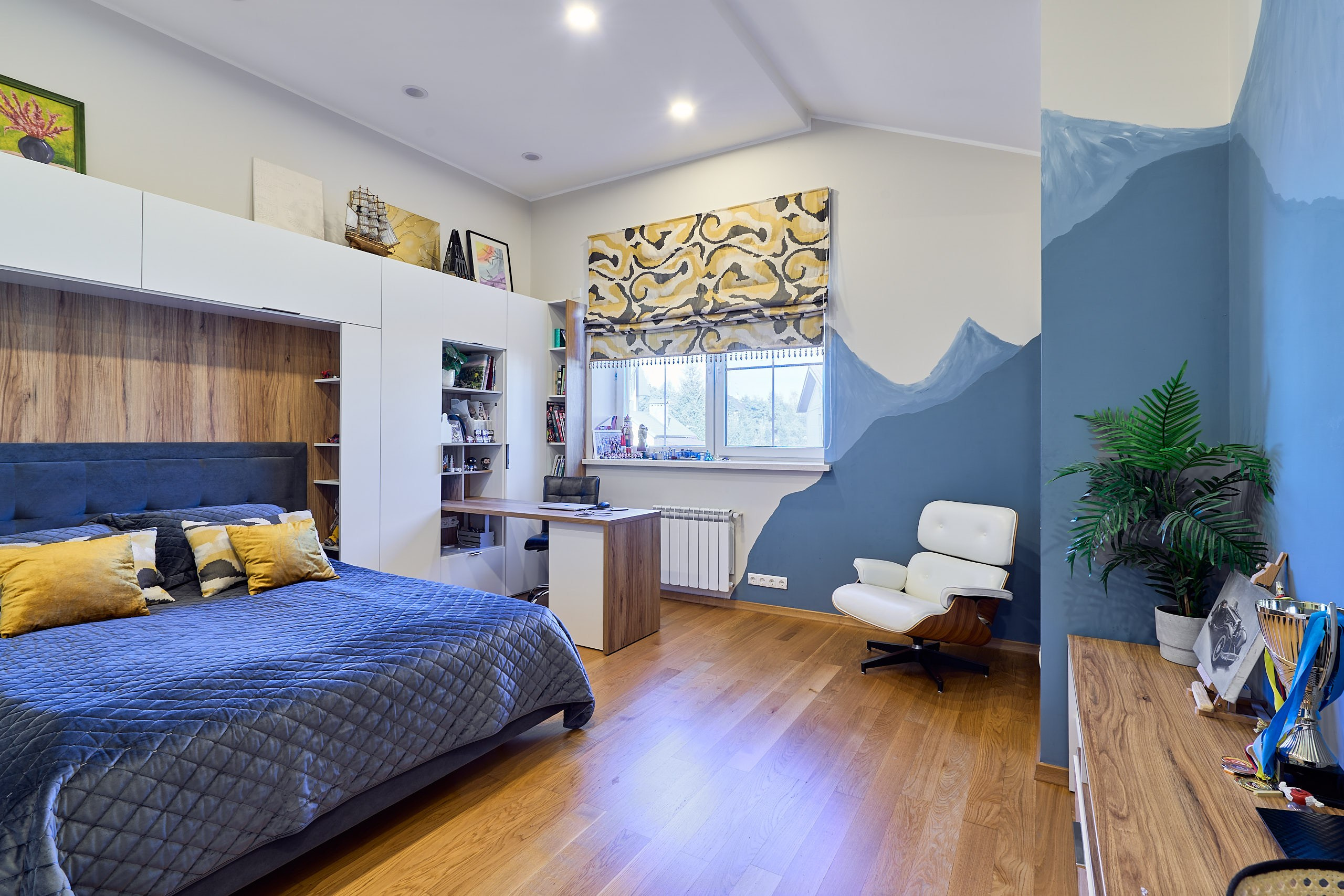 Интерьерное фото детской со стенами и огромной кроватью и всё это в синих тонах