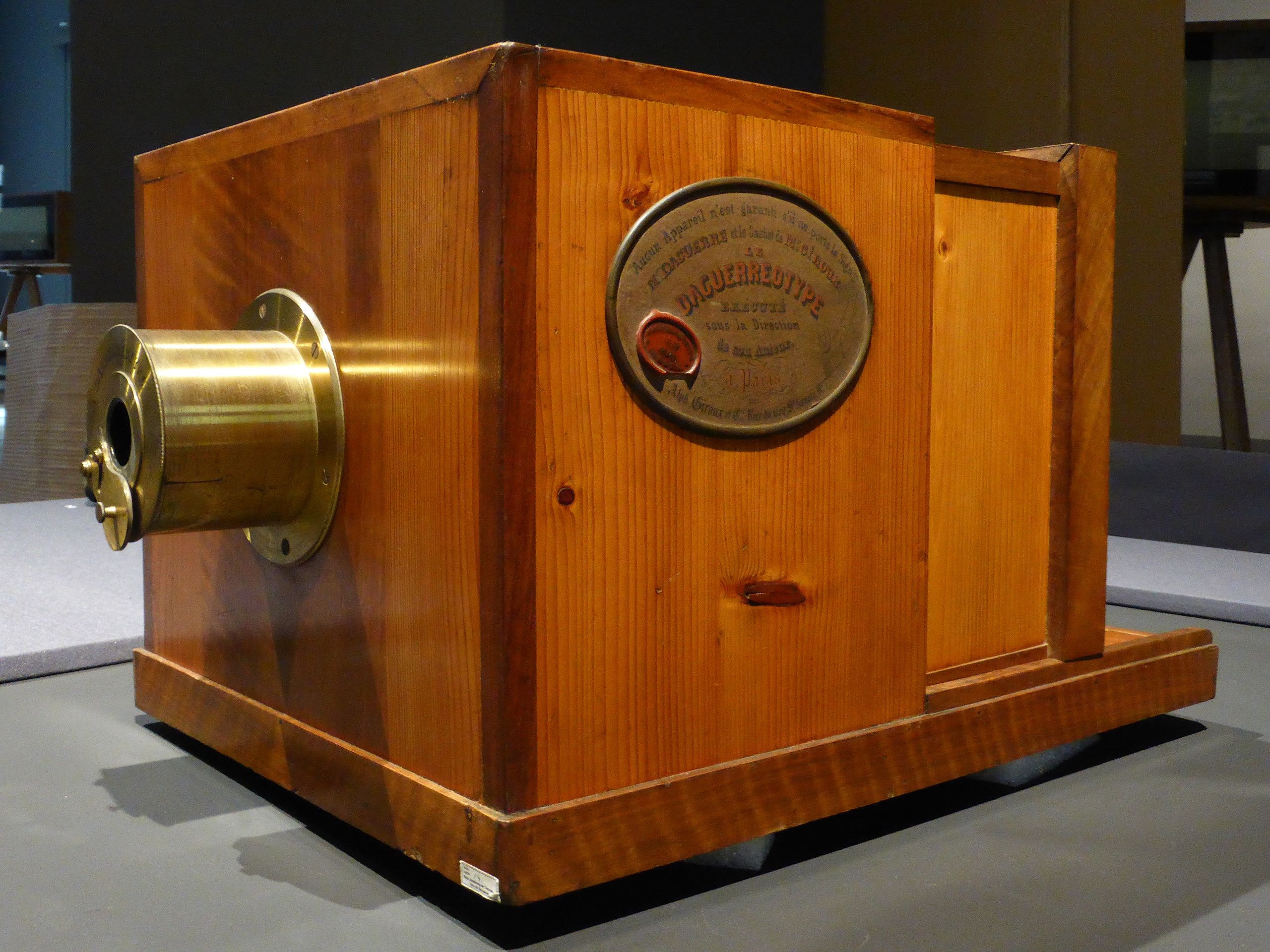 История Фотоаппарата: От Камеры-Обскуры до Современности