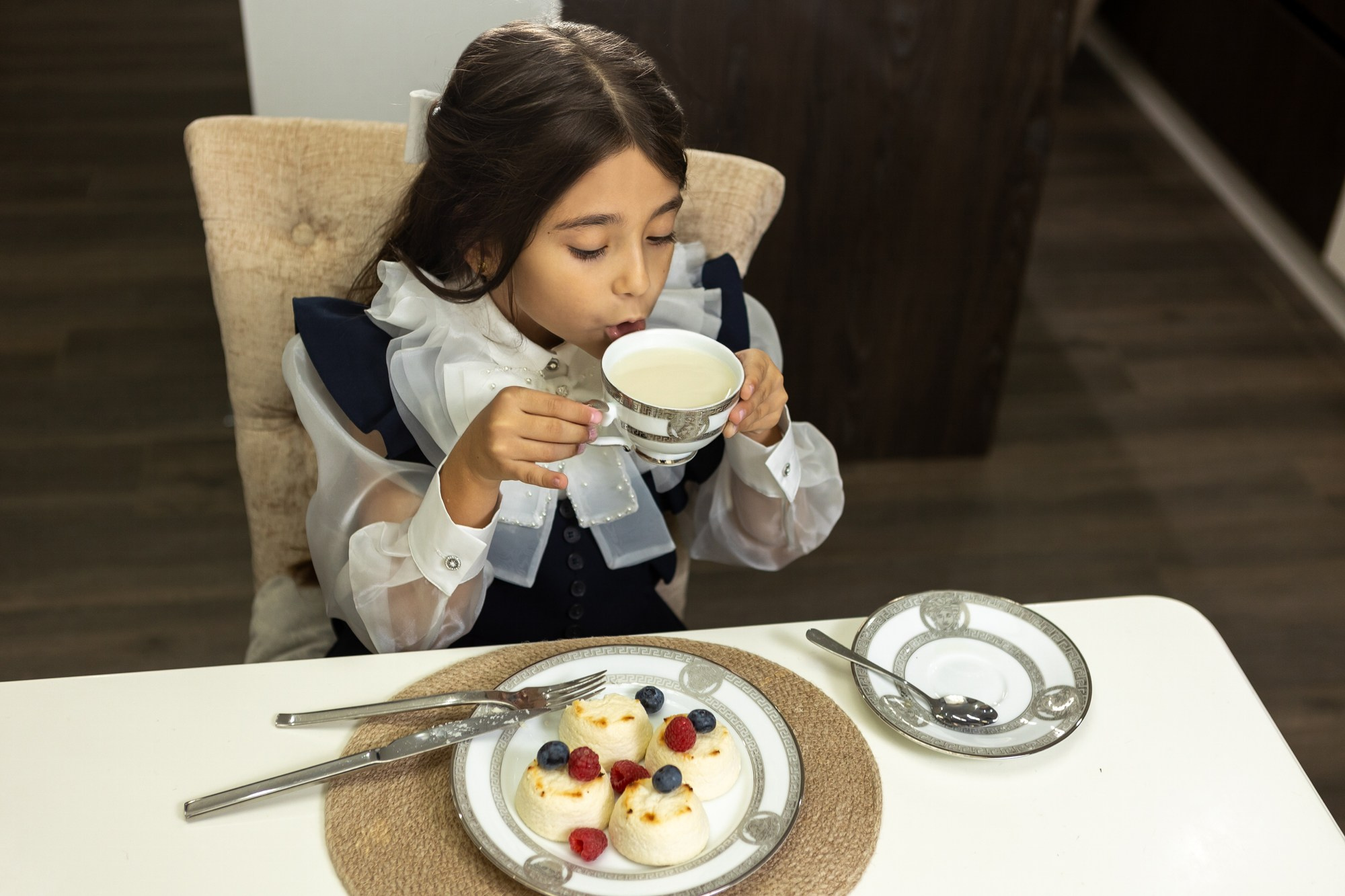 Съёмка первоклассницы перед школой. Фотограф в Оренбурге. Профессиональный фотограф