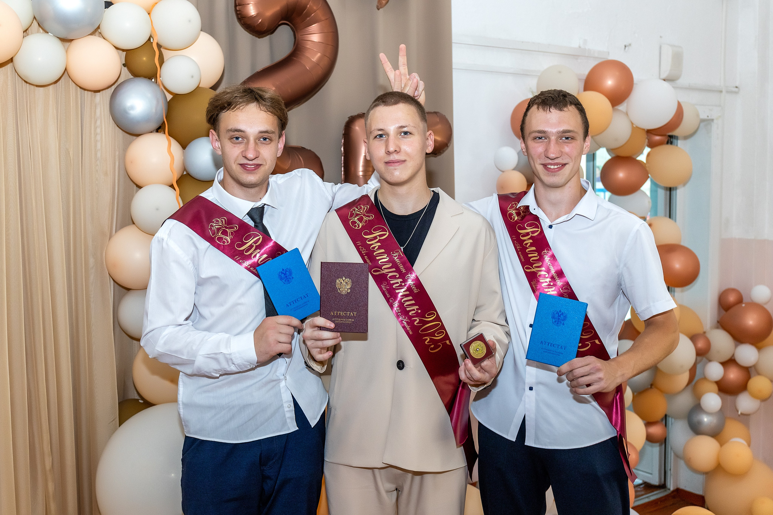 Выпускной. Школа 22, 11 класс. Стильный выпускной альбом Владивосток фотограф Вероника Мигачева