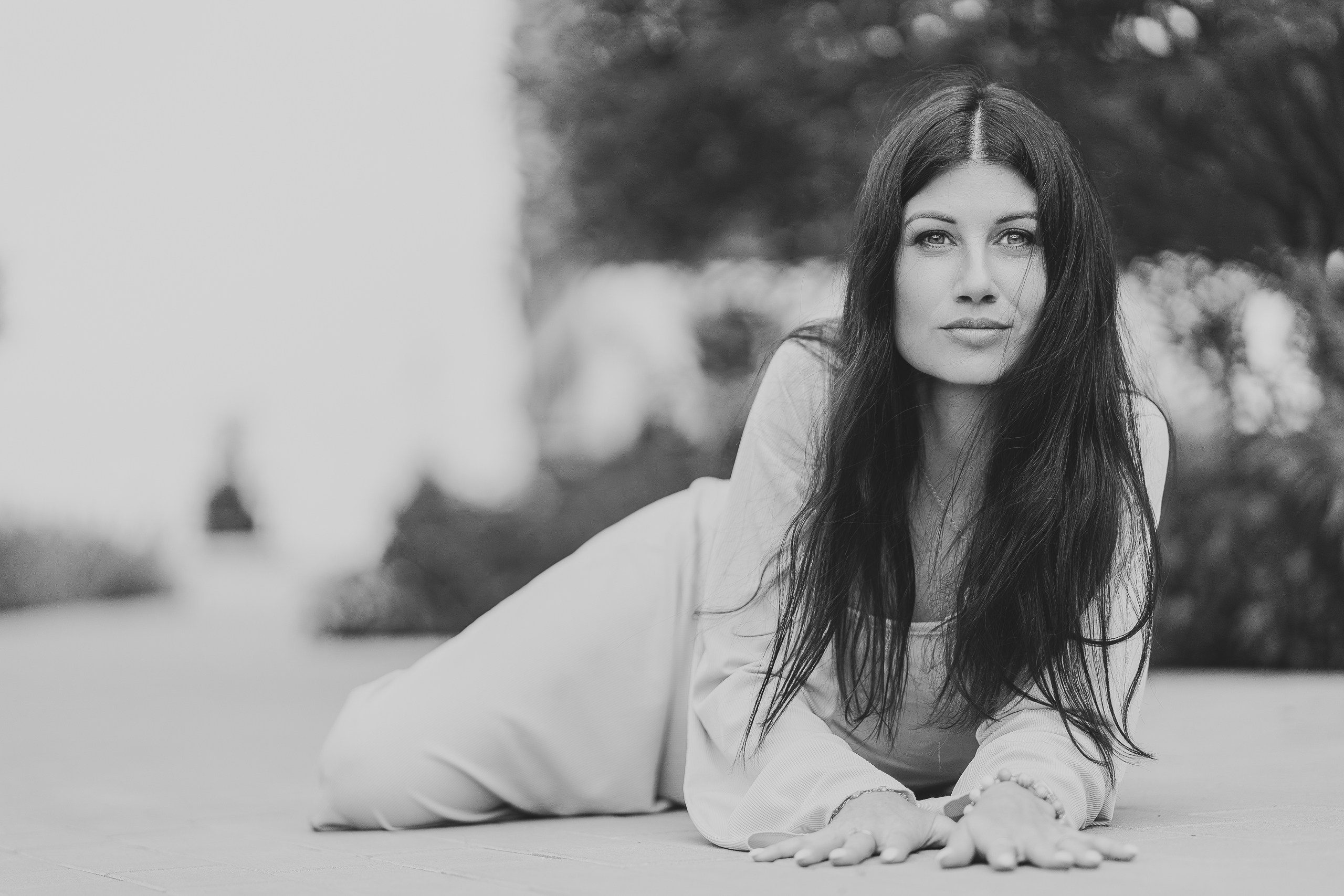 Черно-белый портрет лежащей девушки | Портретный фотограф в Екатеринбурге