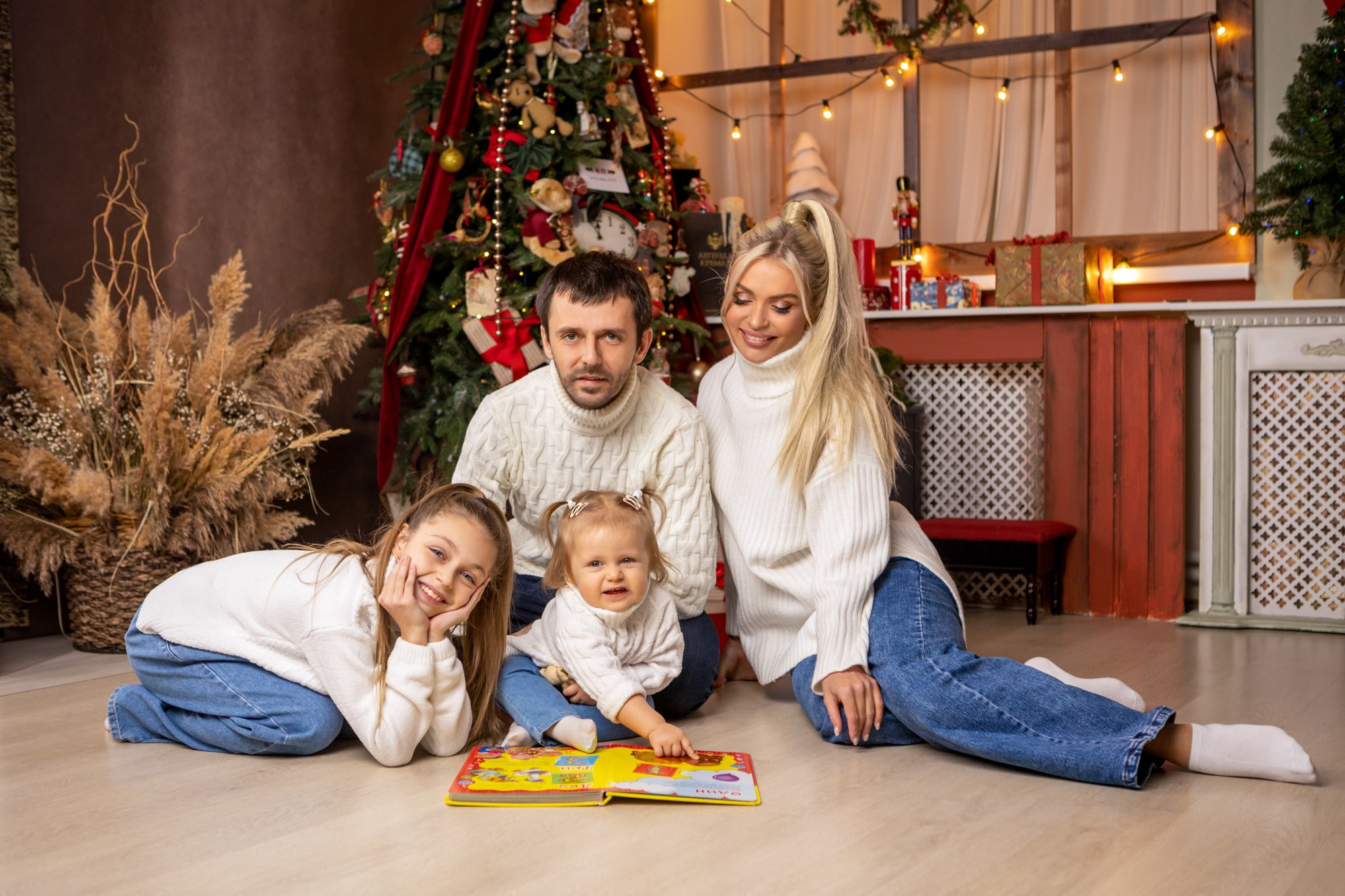 Семейная новогодняя фотосессия. Фотограф в Оренбурге. Профессиональный фотограф