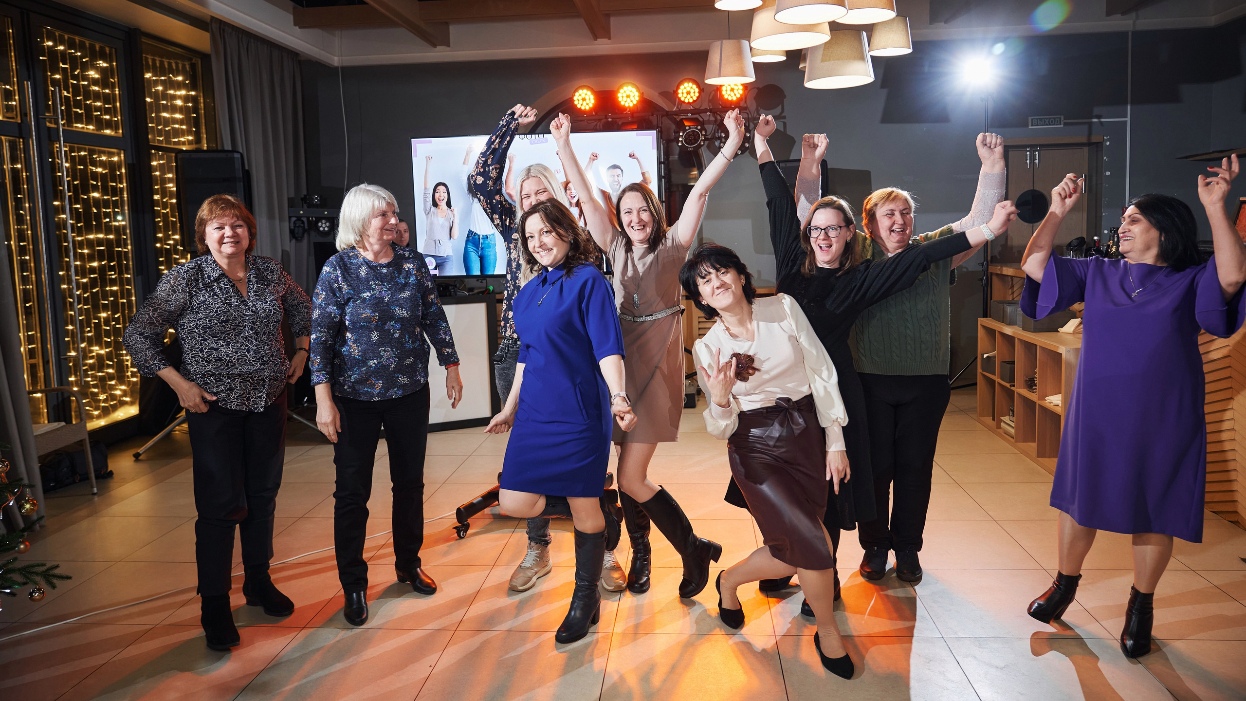 гости повторяют смешные фотографии по заданию ведущего Михаила Галкина в ресторане Медуза