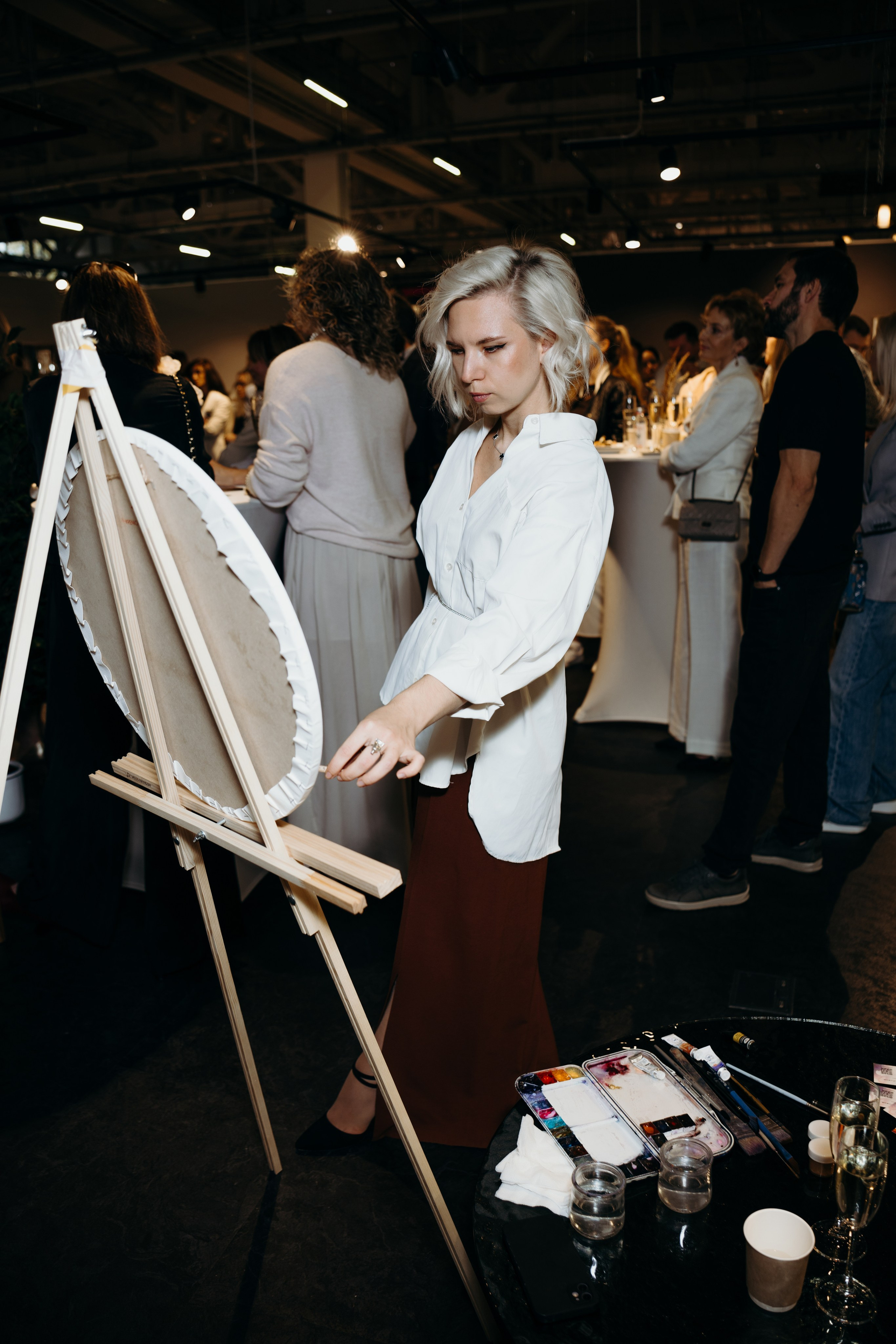 Репортажная фотосессия художницы в мебельной салоне