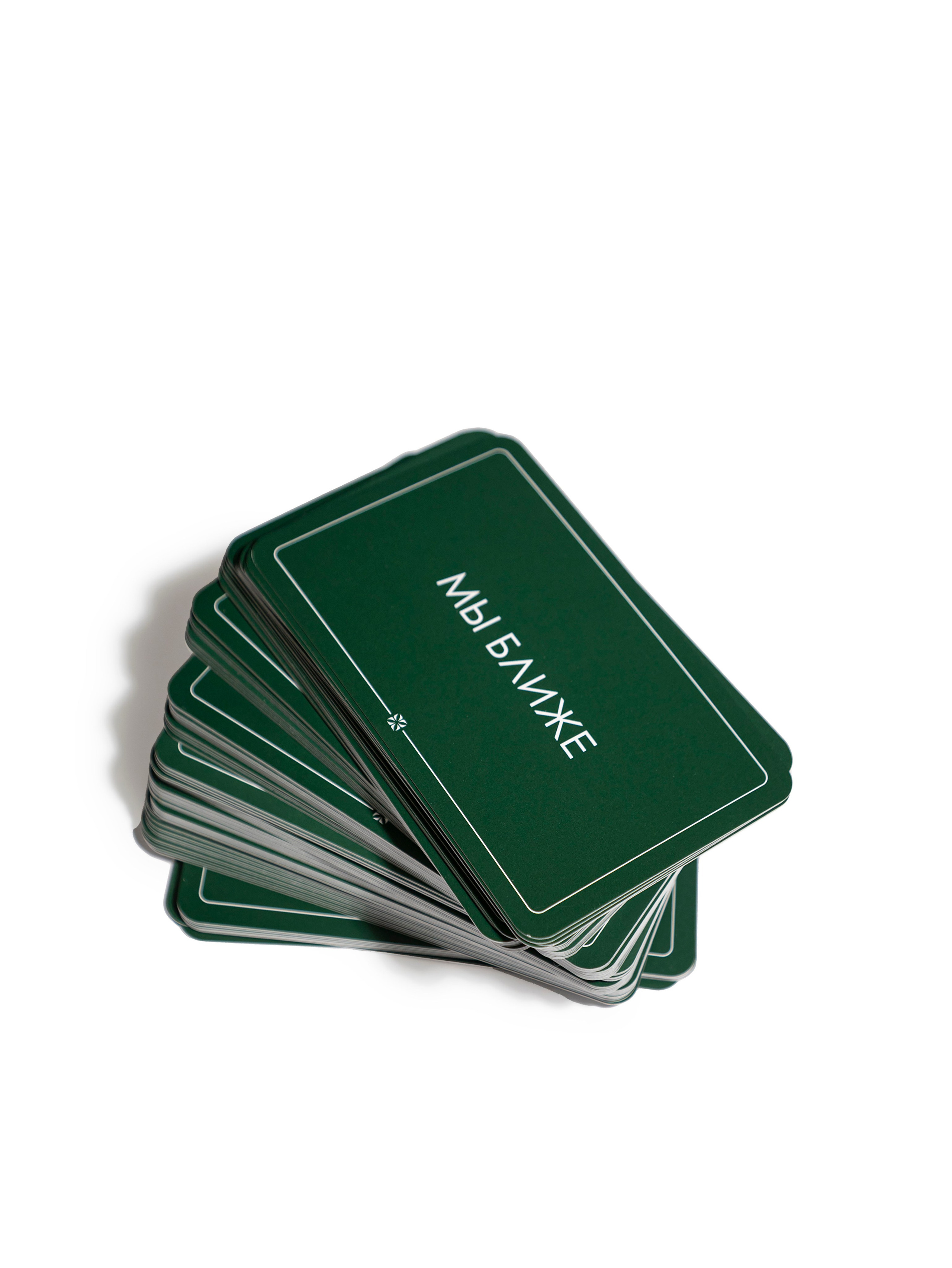 предметное фото игры на белом фоне стопочка карточки