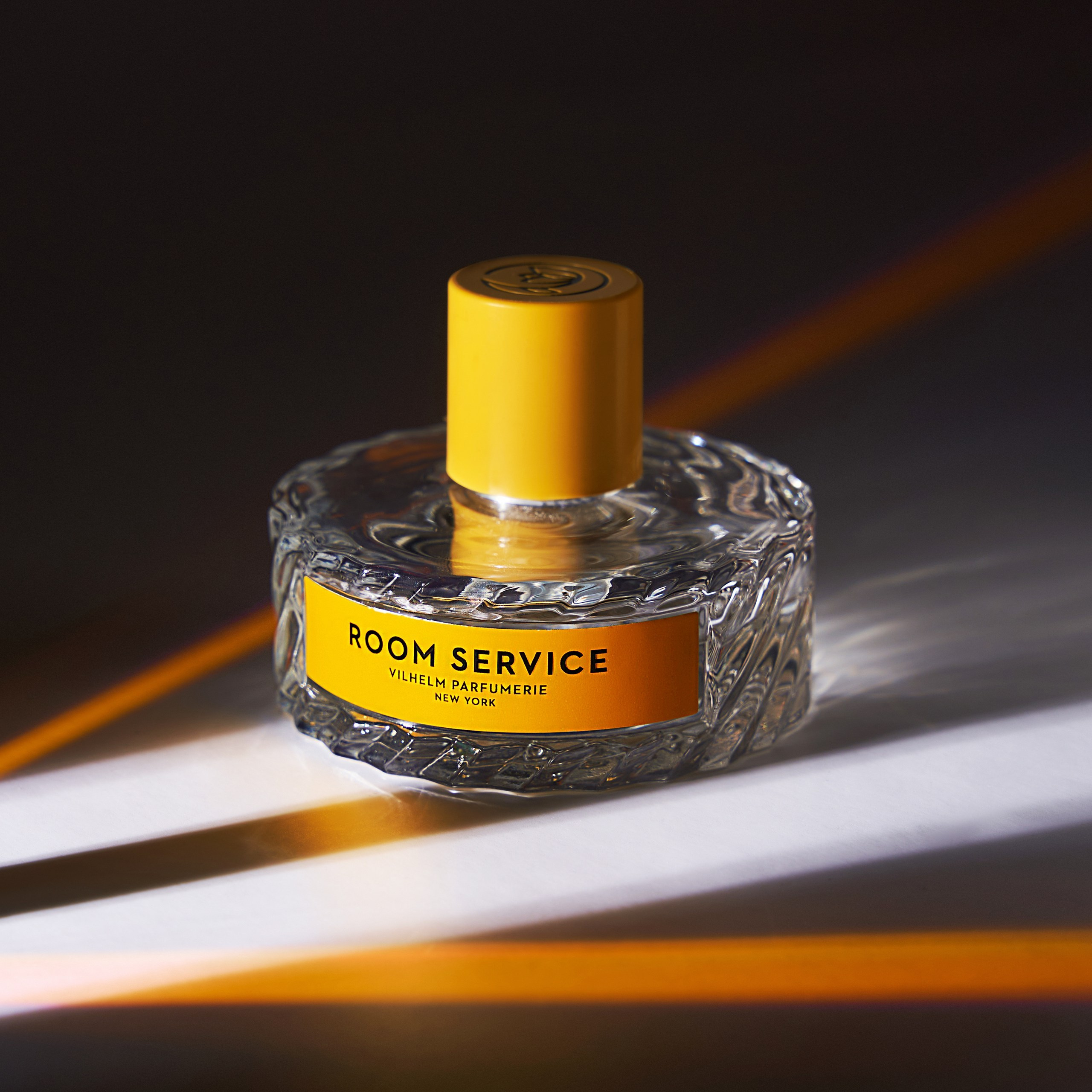 Съемка духов для парфюмерного магазина с низком ключе