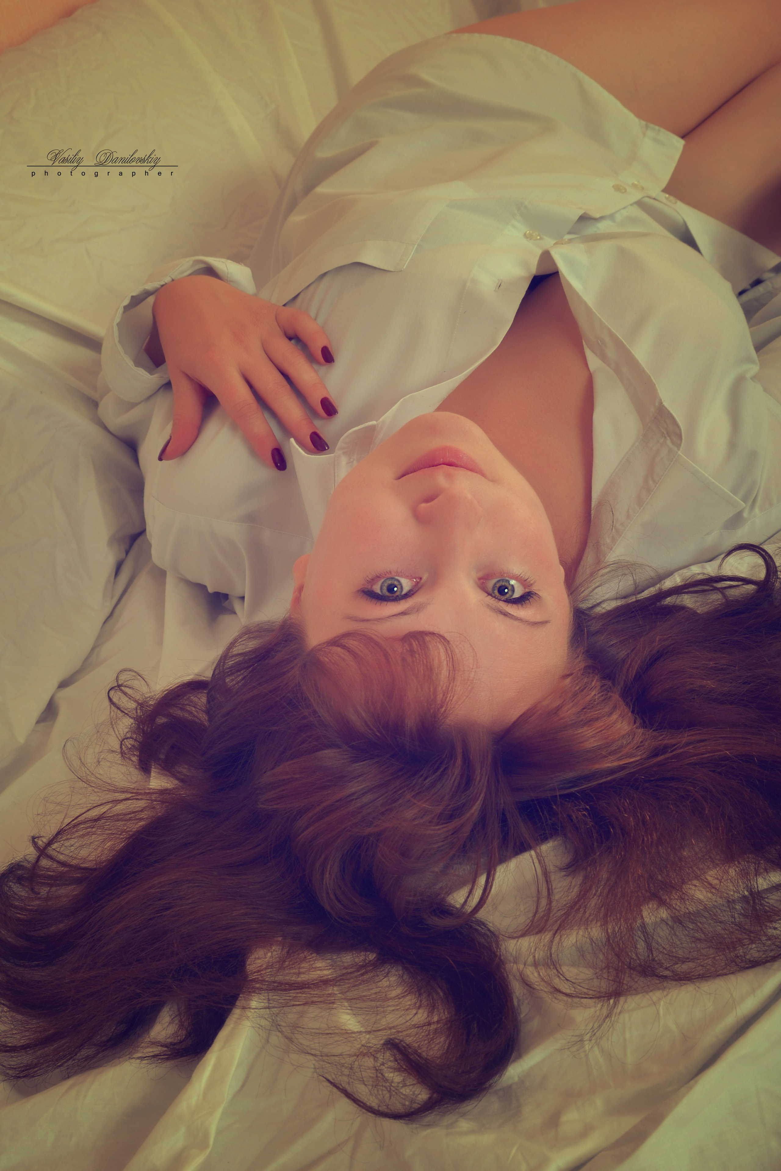 Женский портрет в стиле будуар, нежный образ на светлом фоне, фотограф Василий Дан