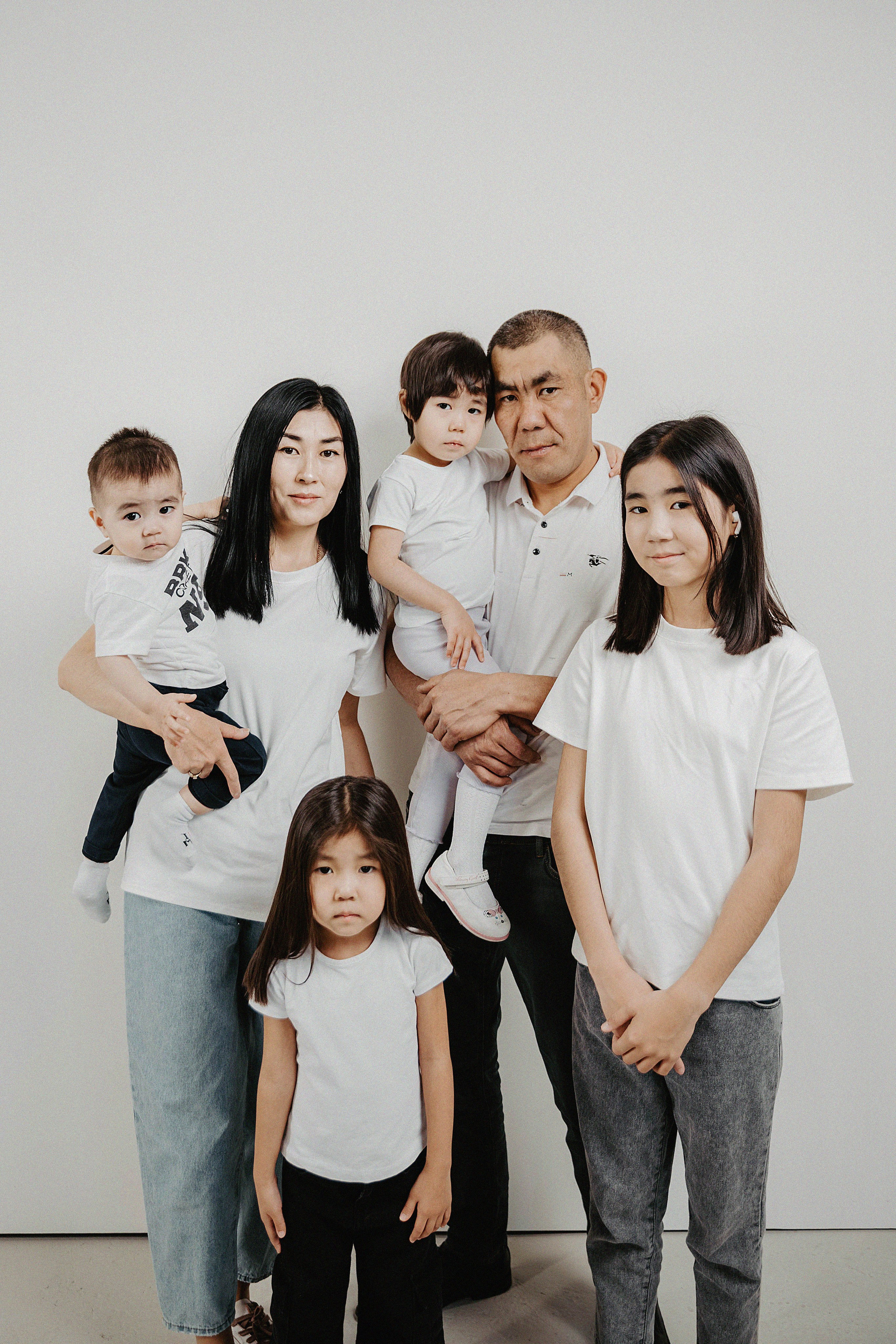 Семейная фотосессия в фотостудии 2Стула. Свадебный, семейный и портретный фотограф в Алматы, Костанай