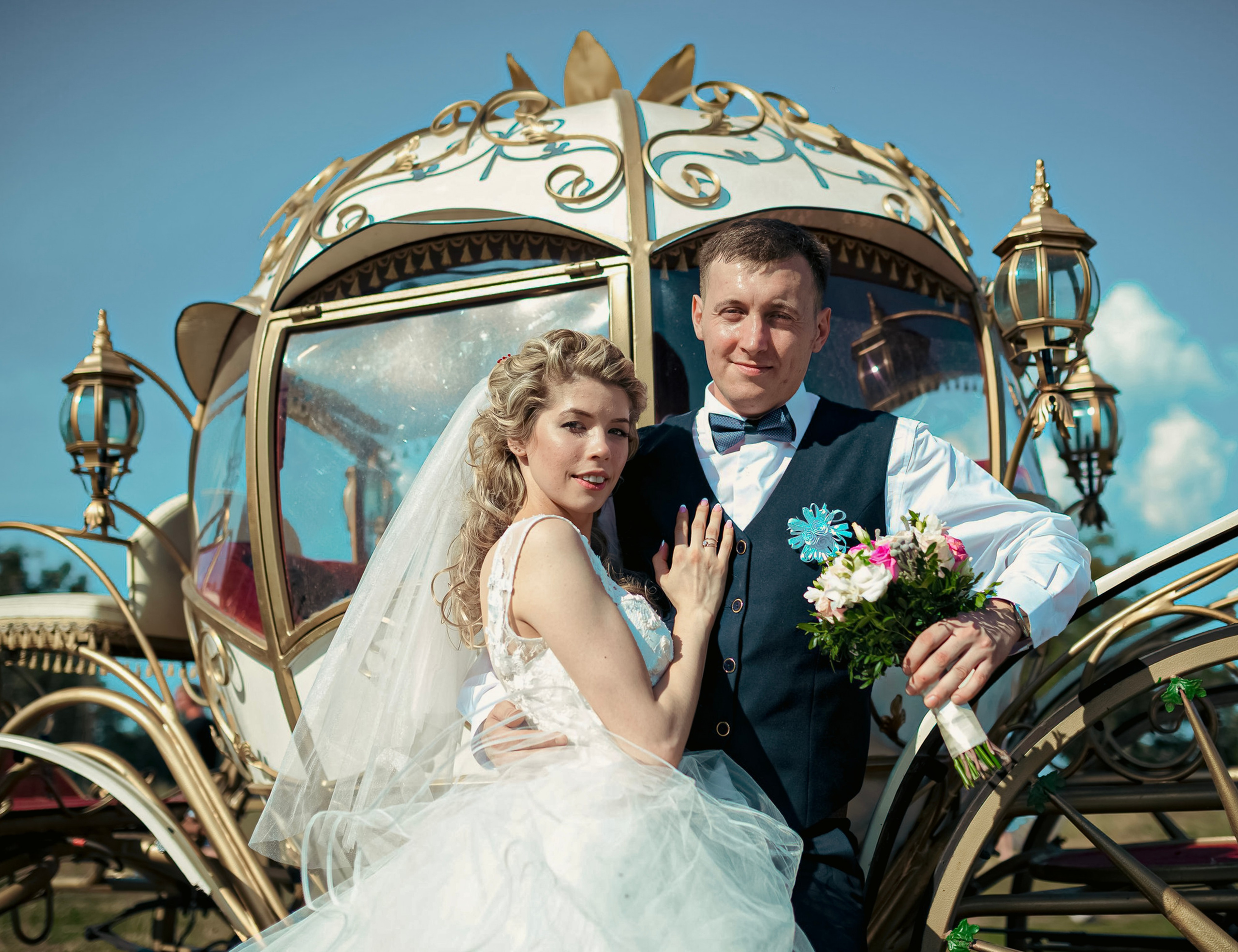 Королевская карета на фоне жениха и невесты в Зеленодольске