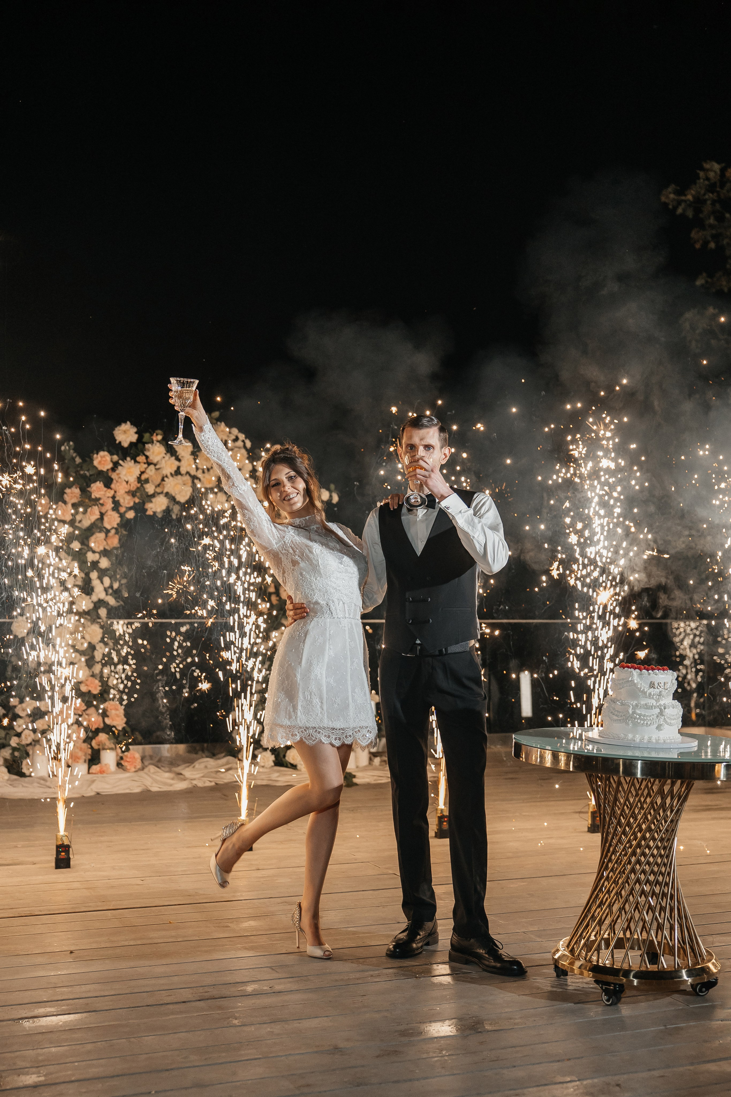 Холодные фонтаны и торт на площадке THE SUN LAKE VERANDA на озере Сенеж Солнечногорск