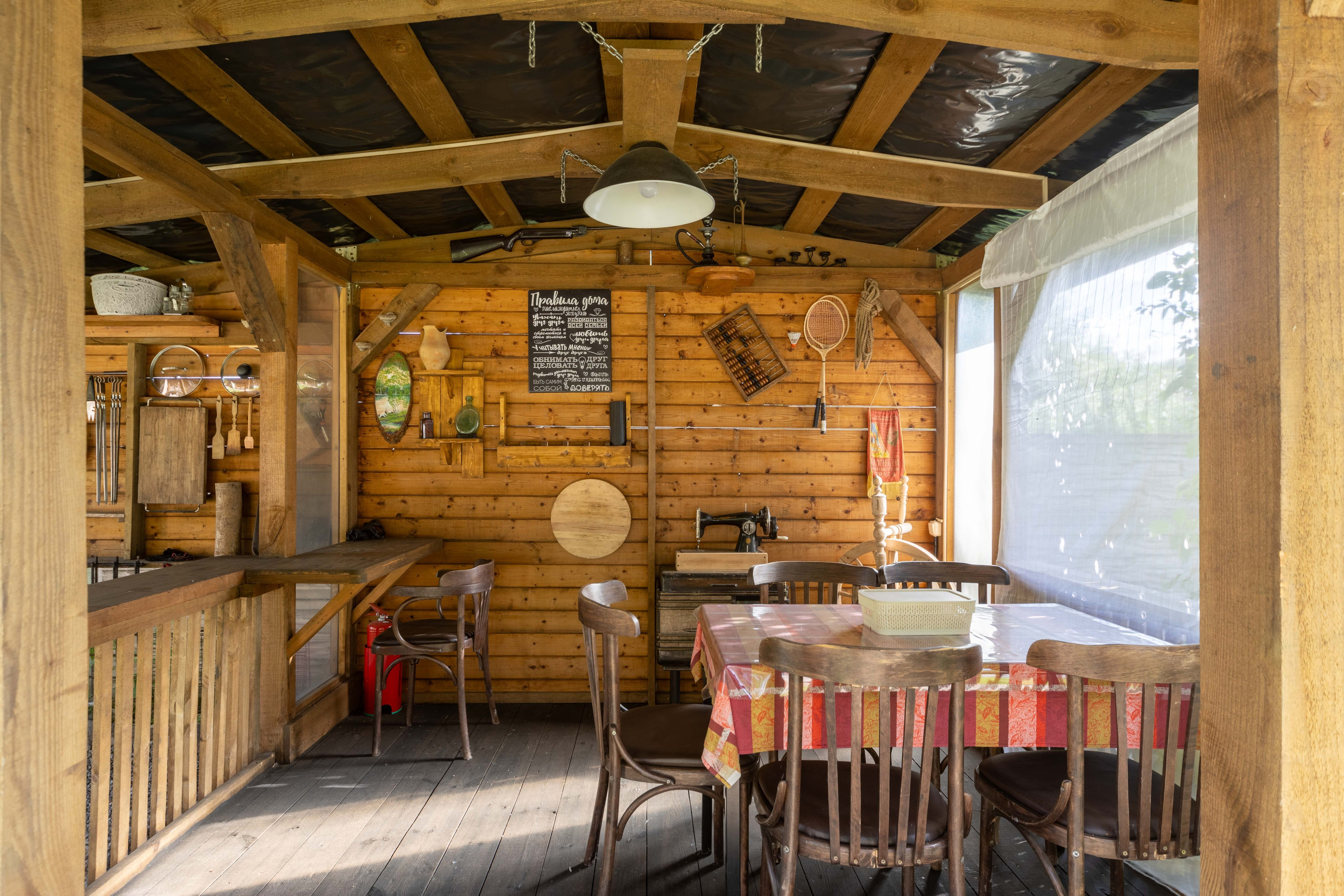 Интерьер беседки с мангалом во дворе частного дома под Минском