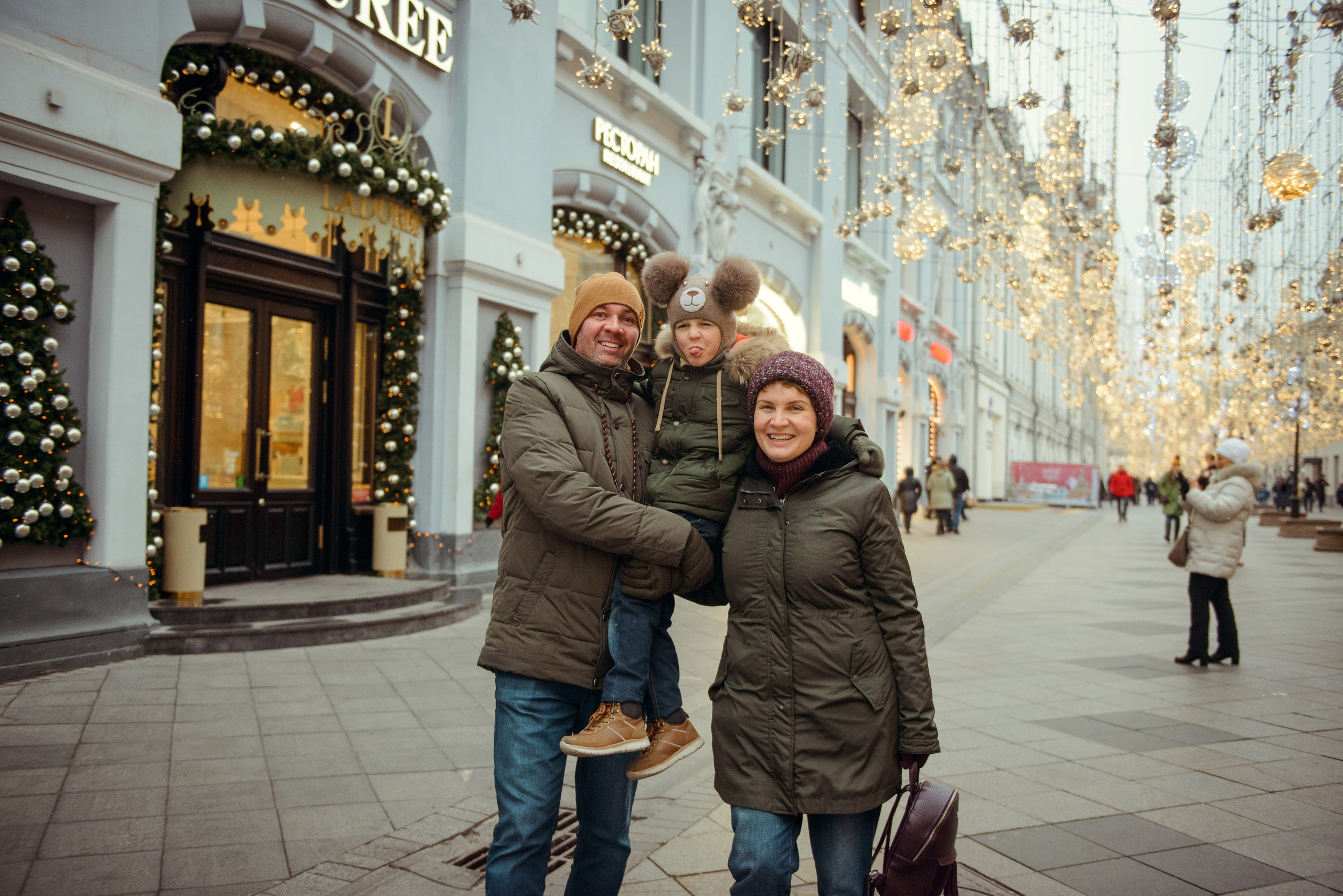 family photo shoot walking in the city. New Year Christmas photoshoot (Photographer in Edinburgh Elena Carruthers)