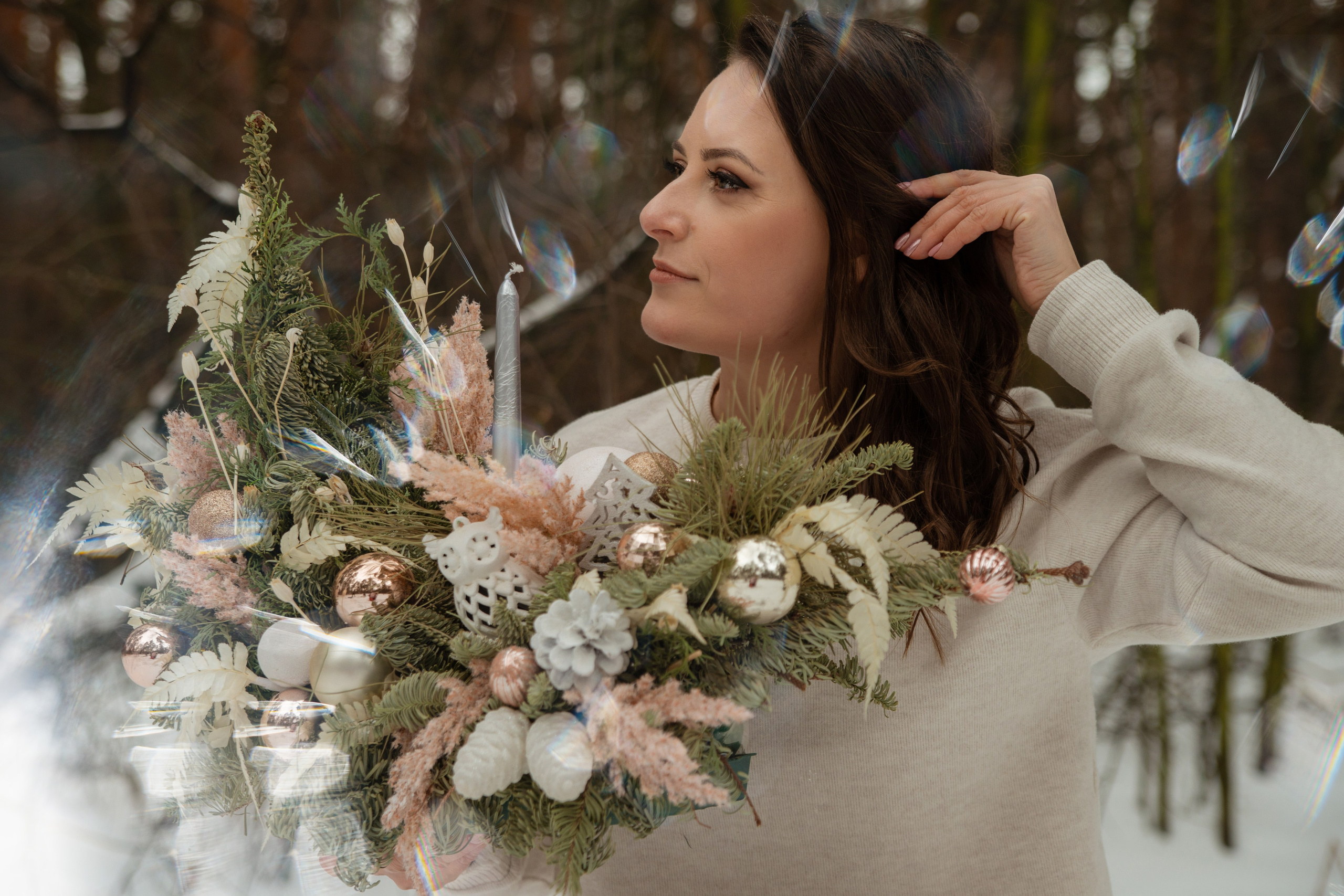 Зимние фотосессии девушек в лесу с еловой икебаной